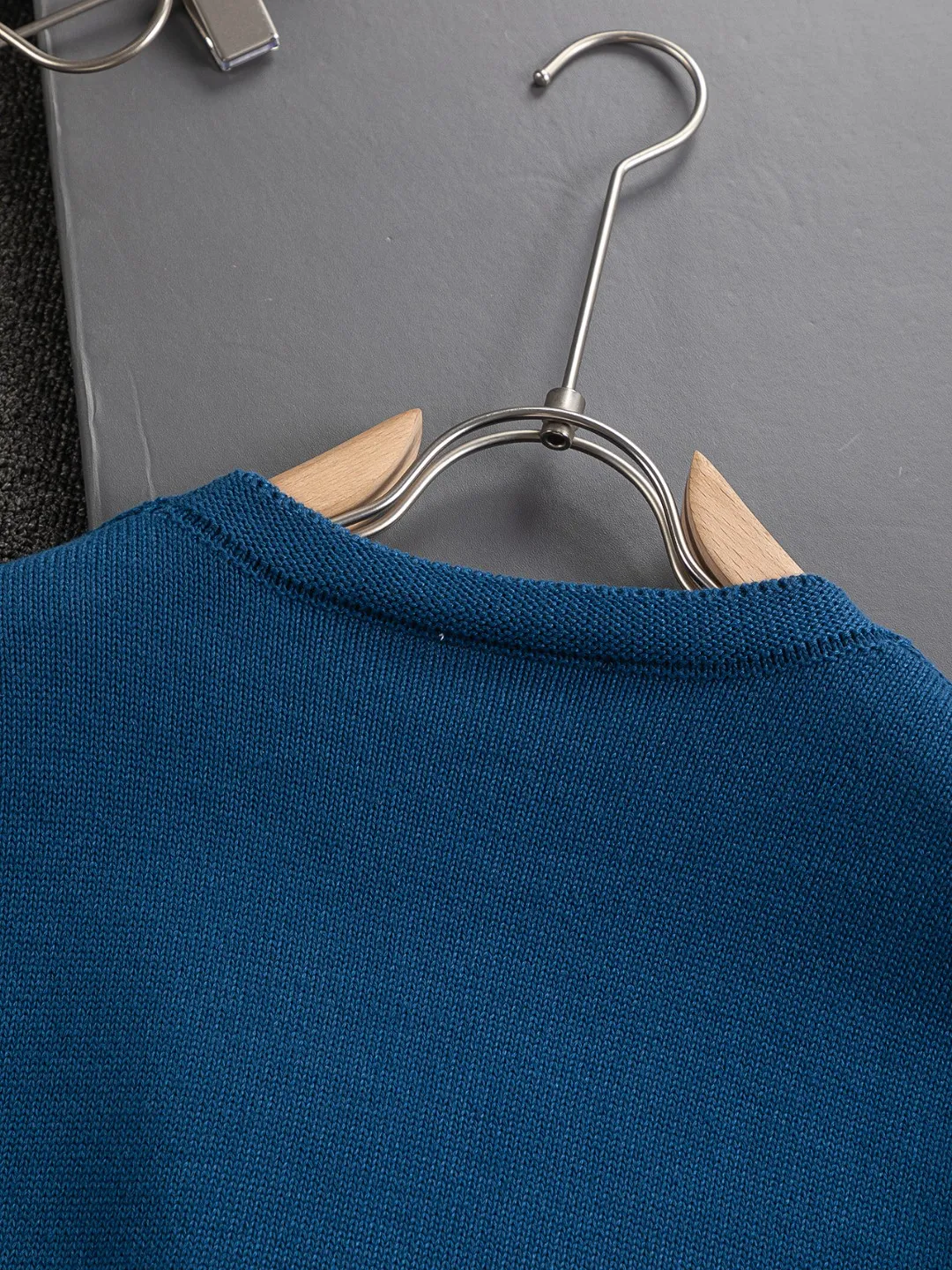 🅿️330 Dior Dior micro wide version CD micro wide version S-Xl 25ss forever unbeatable classic style permanent boutique counter timeless classic style CD chest letters hand-painted signature 🪡 embroidered logo round neck sweater heavy craftsmanship same style for men and women cotton blended terry jersey fabric, carefully crafted with beige cashmere cable knit fabric, reinterprets the classic cannage pattern with exquisite details. 50% wool content yarn 35% cashmere 15% synthetic fiber Original development This comes from the 2025 limited series. The full logo jacquard sweater highlights the classic Obliave flower. It is matched with an S-shaped round neck and topstitching. It is unique. The whole body is decorated with obliqve jacquard. The ribbed round neck is matched with ⭕️ shaped topstitching, customized accessories, and the whole body is customized and developed according to the y board... It has three complete standards and can control various styles. To Dior Salute to a historic year! Coupled with the blessing of full-flower cotton material, both the upper body comfort and the existence are unparalleled. It can be said to be a must-have companion in summer. The excellent breathability and comfortable wearing feeling are unparalleled~ Recommended! ! Same style for men and women! Color: Blue White Size: S-XL Size chart: S: Shoulder width 41-Bust 51-Length 66 M: Shoulder width 43-Bust 53-Length 68 L: Shoulder width 45-Bust 55-Length 70 XL: Shoulder width 47-Bust 57-Length 72