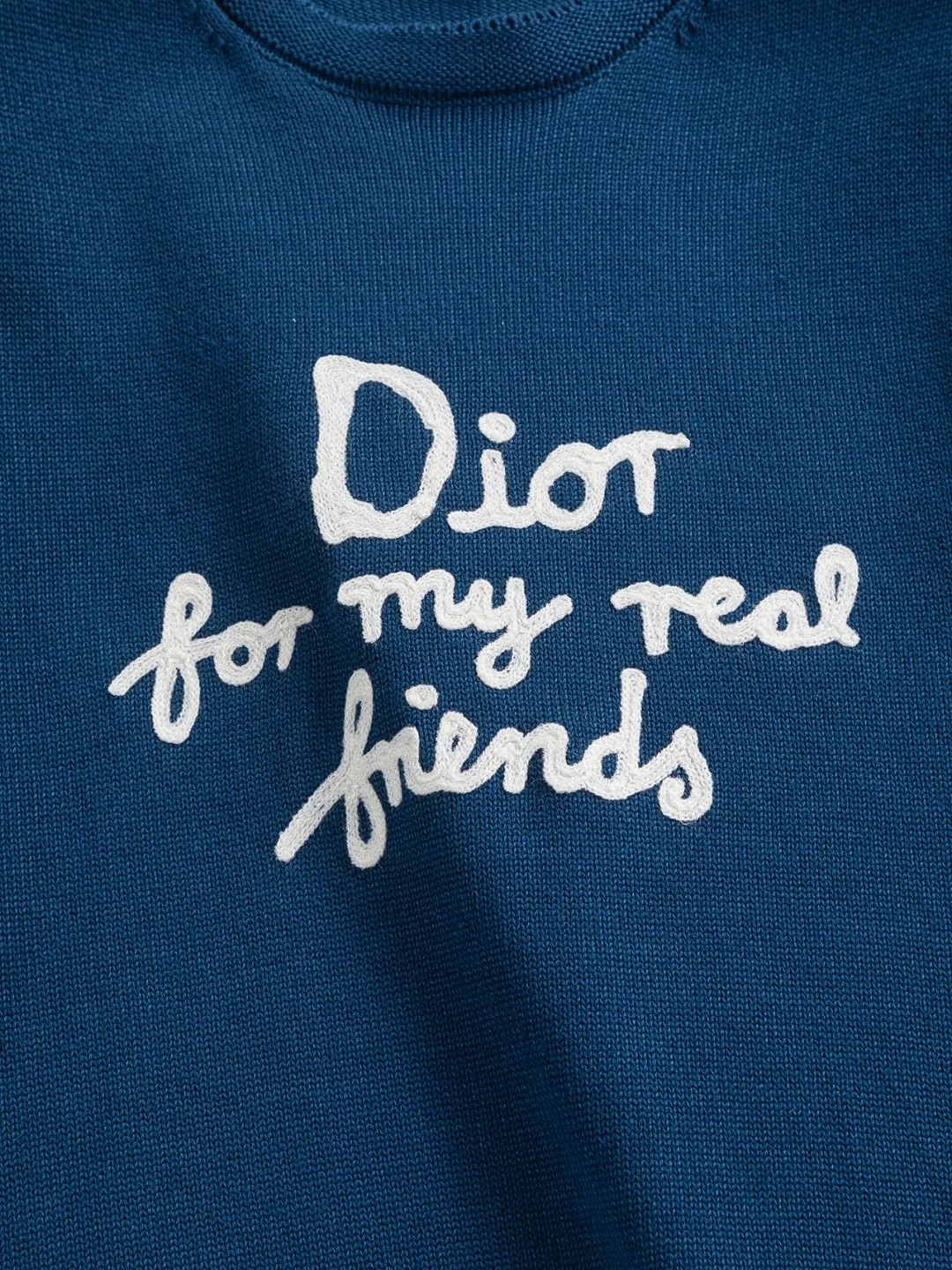 🅿️330 Dior Dior micro wide version CD micro wide version S-Xl 25ss forever unbeatable classic style permanent boutique counter timeless classic style CD chest letters hand-painted signature 🪡 embroidered logo round neck sweater heavy craftsmanship same style for men and women cotton blended terry jersey fabric, carefully crafted with beige cashmere cable knit fabric, reinterprets the classic cannage pattern with exquisite details. 50% wool content yarn 35% cashmere 15% synthetic fiber Original development This comes from the 2025 limited series. The full logo jacquard sweater highlights the classic Obliave flower. It is matched with an S-shaped round neck and topstitching. It is unique. The whole body is decorated with obliqve jacquard. The ribbed round neck is matched with ⭕️ shaped topstitching, customized accessories, and the whole body is customized and developed according to the y board... It has three complete standards and can control various styles. To Dior Salute to a historic year! Coupled with the blessing of full-flower cotton material, both the upper body comfort and the existence are unparalleled. It can be said to be a must-have companion in summer. The excellent breathability and comfortable wearing feeling are unparalleled~ Recommended! ! Same style for men and women! Color: Blue White Size: S-XL Size chart: S: Shoulder width 41-Bust 51-Length 66 M: Shoulder width 43-Bust 53-Length 68 L: Shoulder width 45-Bust 55-Length 70 XL: Shoulder width 47-Bust 57-Length 72