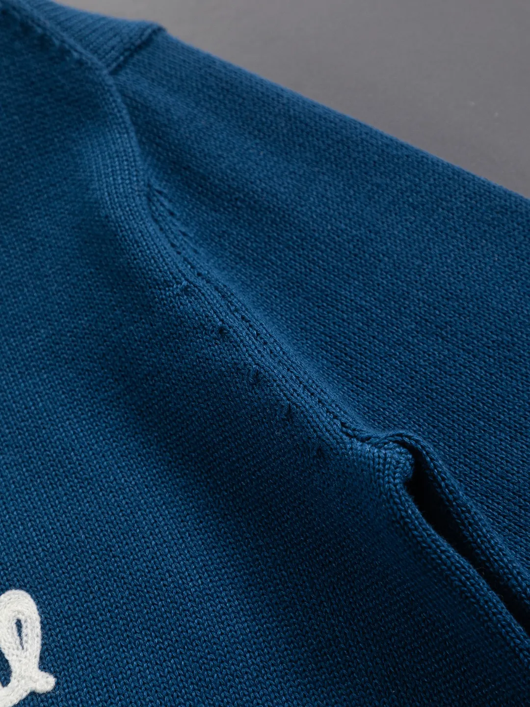 🅿️330 Dior Dior micro wide version CD micro wide version S-Xl 25ss forever unbeatable classic style permanent boutique counter timeless classic style CD chest letters hand-painted signature 🪡 embroidered logo round neck sweater heavy craftsmanship same style for men and women cotton blended terry jersey fabric, carefully crafted with beige cashmere cable knit fabric, reinterprets the classic cannage pattern with exquisite details. 50% wool content yarn 35% cashmere 15% synthetic fiber Original development This comes from the 2025 limited series. The full logo jacquard sweater highlights the classic Obliave flower. It is matched with an S-shaped round neck and topstitching. It is unique. The whole body is decorated with obliqve jacquard. The ribbed round neck is matched with ⭕️ shaped topstitching, customized accessories, and the whole body is customized and developed according to the y board... It has three complete standards and can control various styles. To Dior Salute to a historic year! Coupled with the blessing of full-flower cotton material, both the upper body comfort and the existence are unparalleled. It can be said to be a must-have companion in summer. The excellent breathability and comfortable wearing feeling are unparalleled~ Recommended! ! Same style for men and women! Color: Blue White Size: S-XL Size chart: S: Shoulder width 41-Bust 51-Length 66 M: Shoulder width 43-Bust 53-Length 68 L: Shoulder width 45-Bust 55-Length 70 XL: Shoulder width 47-Bust 57-Length 72