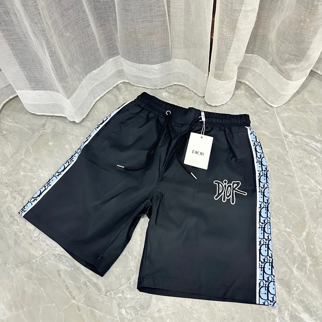 🅿️130 #V0096 [Restock all year round] Dior's new classic casual beach shorts. Pictures taken by mobile phone pixels 🈚️Any ps📷📷 Classic plaid quick-drying three-quarter pants, the same style for men and women. The fabric is made of polyester fiber, which is stain-resistant and wrinkle-resistant. It is the most suitable material for going out in summer! It is guaranteed to be cool and comfortable enough at the same time. It is super stylish when you wear it casually. You can clearly see the texture when you look at the photos. It is not the general market material that can seduce a person who wants to go on vacation in a minute. It has pockets on both sides and a drawstring at the waist. It is a very practical design. The workmanship, details and fit are impeccable. It can be worn as casual pants or beach pants. It is a must-have for beach vacations, home leisure, gym equipment, morning running and night running. It is practical and functional. Color: White Black Size: M-XXXL