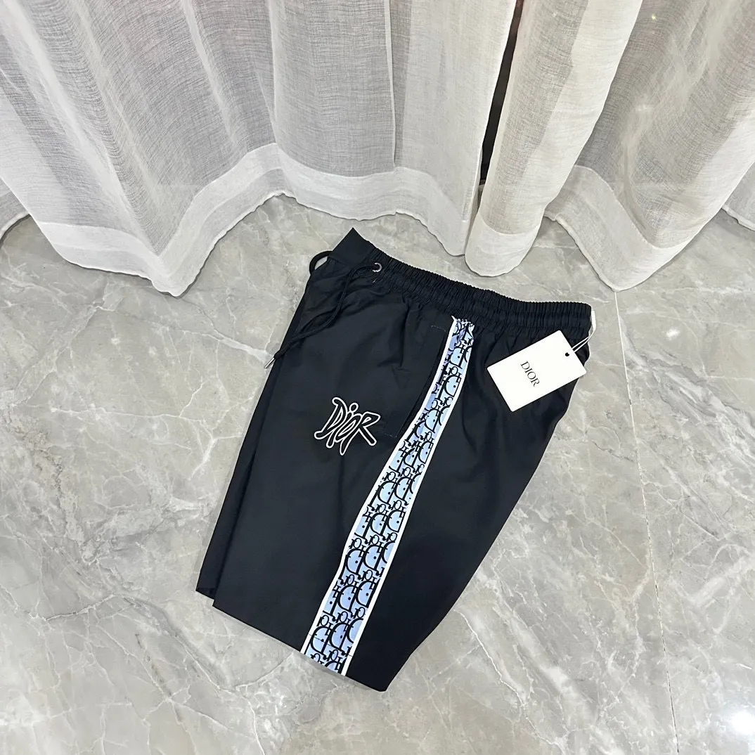 🅿️130 #V0096 [Restock all year round] Dior's new classic casual beach shorts. Pictures taken by mobile phone pixels 🈚️Any ps📷📷 Classic plaid quick-drying three-quarter pants, the same style for men and women. The fabric is made of polyester fiber, which is stain-resistant and wrinkle-resistant. It is the most suitable material for going out in summer! It is guaranteed to be cool and comfortable enough at the same time. It is super stylish when you wear it casually. You can clearly see the texture when you look at the photos. It is not the general market material that can seduce a person who wants to go on vacation in a minute. It has pockets on both sides and a drawstring at the waist. It is a very practical design. The workmanship, details and fit are impeccable. It can be worn as casual pants or beach pants. It is a must-have for beach vacations, home leisure, gym equipment, morning running and night running. It is practical and functional. Color: White Black Size: M-XXXL