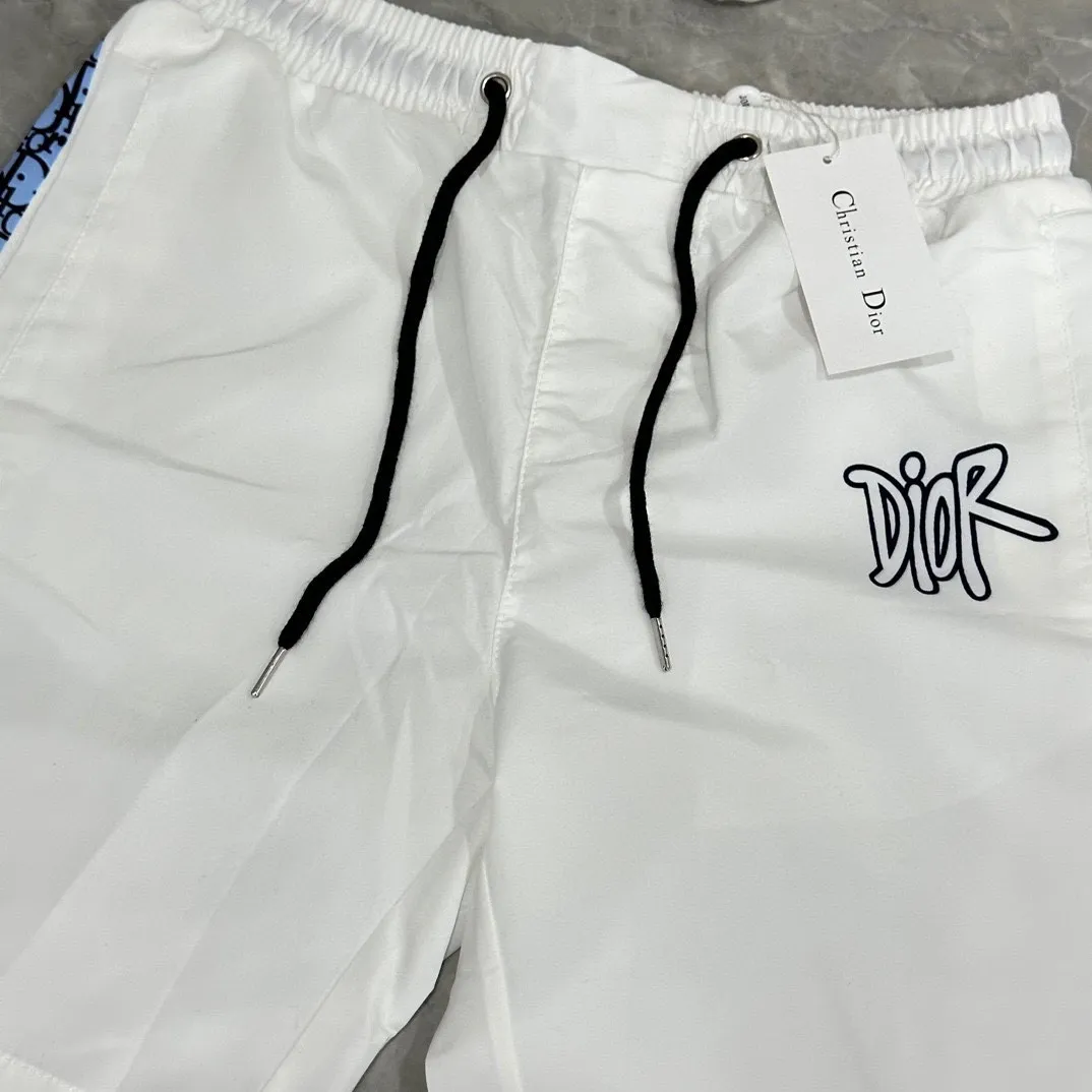 🅿️130 #V0096 [Restock all year round] Dior's new classic casual beach shorts. Pictures taken by mobile phone pixels 🈚️Any ps📷📷 Classic plaid quick-drying three-quarter pants, the same style for men and women. The fabric is made of polyester fiber, which is stain-resistant and wrinkle-resistant. It is the most suitable material for going out in summer! It is guaranteed to be cool and comfortable enough at the same time. It is super stylish when you wear it casually. You can clearly see the texture when you look at the photos. It is not the general market material that can seduce a person who wants to go on vacation in a minute. It has pockets on both sides and a drawstring at the waist. It is a very practical design. The workmanship, details and fit are impeccable. It can be worn as casual pants or beach pants. It is a must-have for beach vacations, home leisure, gym equipment, morning running and night running. It is practical and functional. Color: White Black Size: M-XXXL