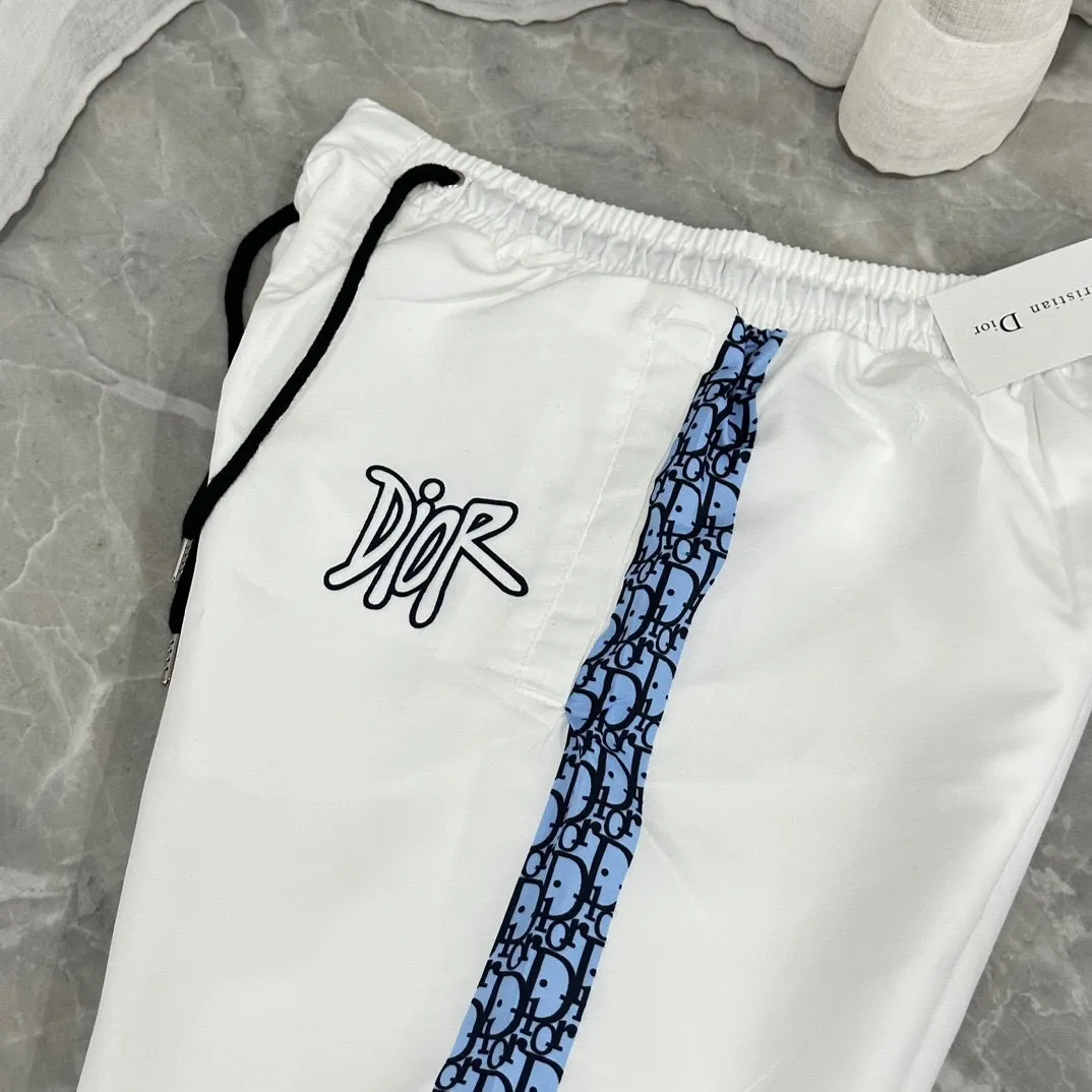 🅿️130 #V0096 [Restock all year round] Dior's new classic casual beach shorts. Pictures taken by mobile phone pixels 🈚️Any ps📷📷 Classic plaid quick-drying three-quarter pants, the same style for men and women. The fabric is made of polyester fiber, which is stain-resistant and wrinkle-resistant. It is the most suitable material for going out in summer! It is guaranteed to be cool and comfortable enough at the same time. It is super stylish when you wear it casually. You can clearly see the texture when you look at the photos. It is not the general market material that can seduce a person who wants to go on vacation in a minute. It has pockets on both sides and a drawstring at the waist. It is a very practical design. The workmanship, details and fit are impeccable. It can be worn as casual pants or beach pants. It is a must-have for beach vacations, home leisure, gym equipment, morning running and night running. It is practical and functional. Color: White Black Size: M-XXXL