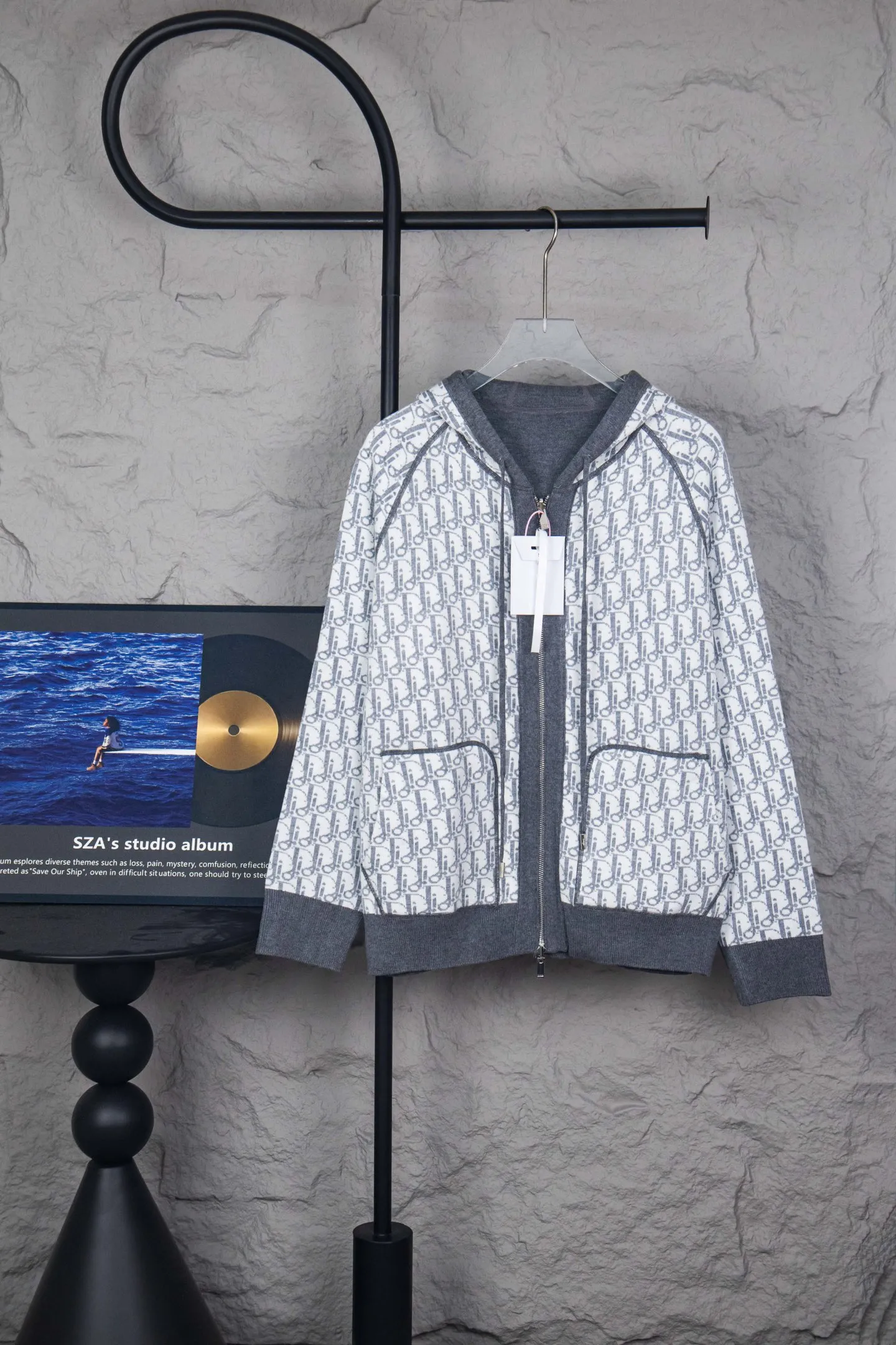🅿️650 Style No.: M249 replica version Dior 𝘾𝙝𝙧𝙞𝙨𝙩𝙞𝙖𝙣 𝘿𝙞𝙤𝙧 CD 24SS old flower all-over printed double-sided jacquard zipper cardigan jacket sweater lightism essential luxury item for men and women for daily commuting Purchase authentic pattern Correct version Welcome to compare Detailed features · Use 50% wool content yarn, 35% cashmere 15% synthetic fiber · Adopt double-sided jacquard craftsmanship imported from Germany · Collar, cuffs and hem thread design Windproof and comfortable · Spacing between strips and letter logos The woven sheet effect is completely restored · Original main mark washed tag moisture-proof paper packaging Color: White Gray Size: S M L