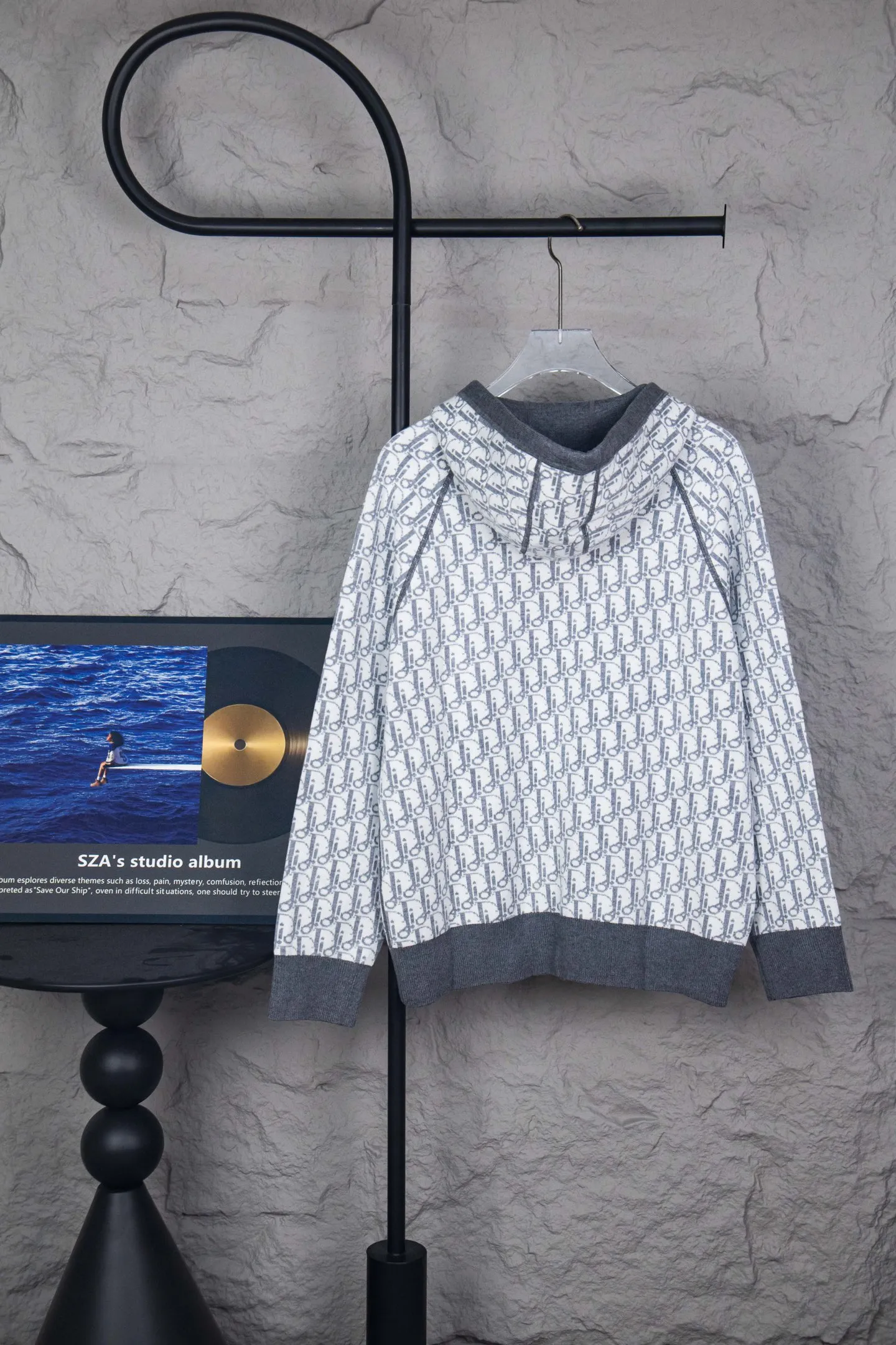 🅿️650 Style No.: M249 replica version Dior 𝘾𝙝𝙧𝙞𝙨𝙩𝙞𝙖𝙣 𝘿𝙞𝙤𝙧 CD 24SS old flower all-over printed double-sided jacquard zipper cardigan jacket sweater lightism essential luxury item for men and women for daily commuting Purchase authentic pattern Correct version Welcome to compare Detailed features · Use 50% wool content yarn, 35% cashmere 15% synthetic fiber · Adopt double-sided jacquard craftsmanship imported from Germany · Collar, cuffs and hem thread design Windproof and comfortable · Spacing between strips and letter logos The woven sheet effect is completely restored · Original main mark washed tag moisture-proof paper packaging Color: White Gray Size: S M L