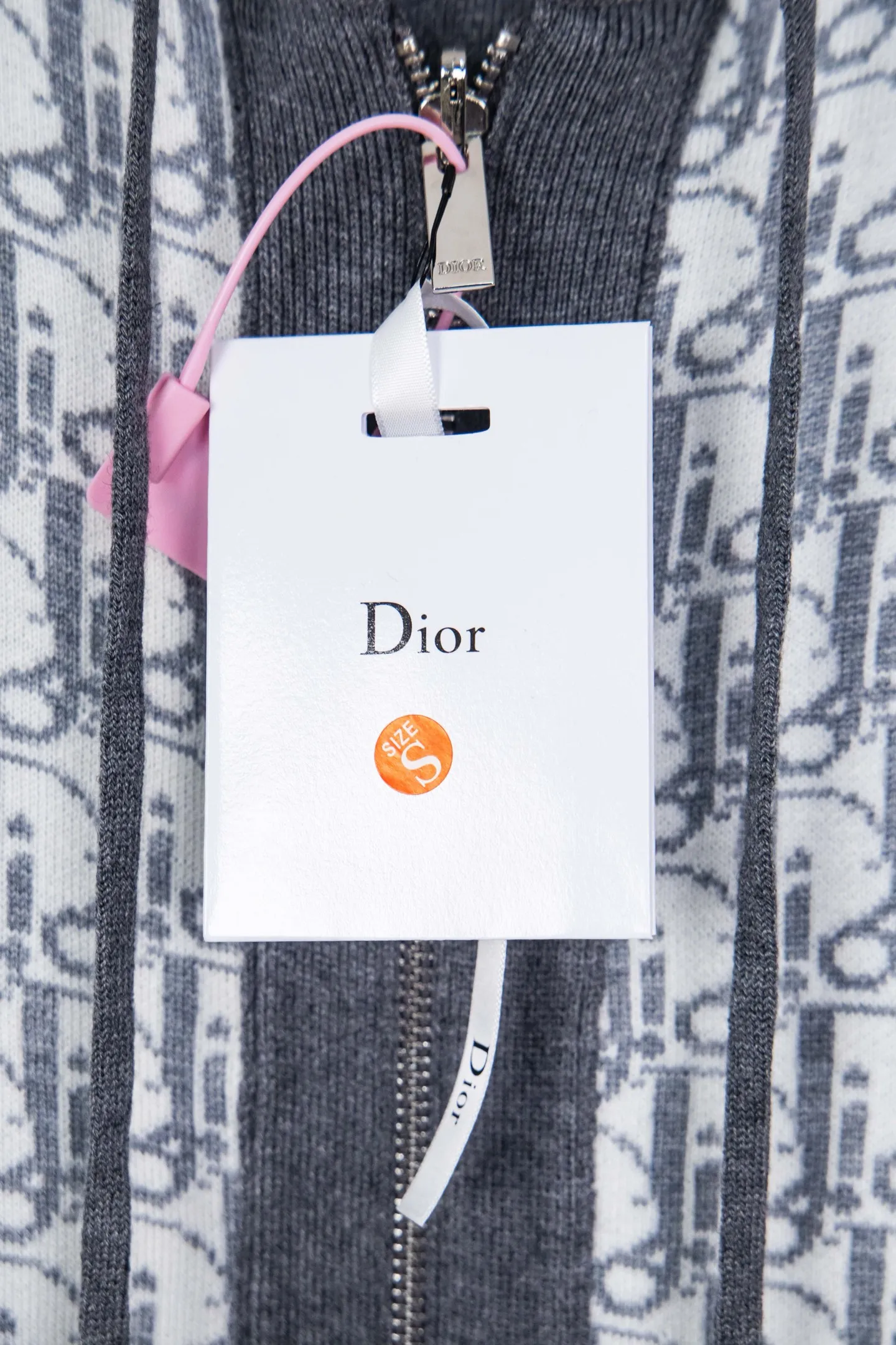 🅿️650 Style No.: M249 replica version Dior 𝘾𝙝𝙧𝙞𝙨𝙩𝙞𝙖𝙣 𝘿𝙞𝙤𝙧 CD 24SS old flower all-over printed double-sided jacquard zipper cardigan jacket sweater lightism essential luxury item for men and women for daily commuting Purchase authentic pattern Correct version Welcome to compare Detailed features · Use 50% wool content yarn, 35% cashmere 15% synthetic fiber · Adopt double-sided jacquard craftsmanship imported from Germany · Collar, cuffs and hem thread design Windproof and comfortable · Spacing between strips and letter logos The woven sheet effect is completely restored · Original main mark washed tag moisture-proof paper packaging Color: White Gray Size: S M L