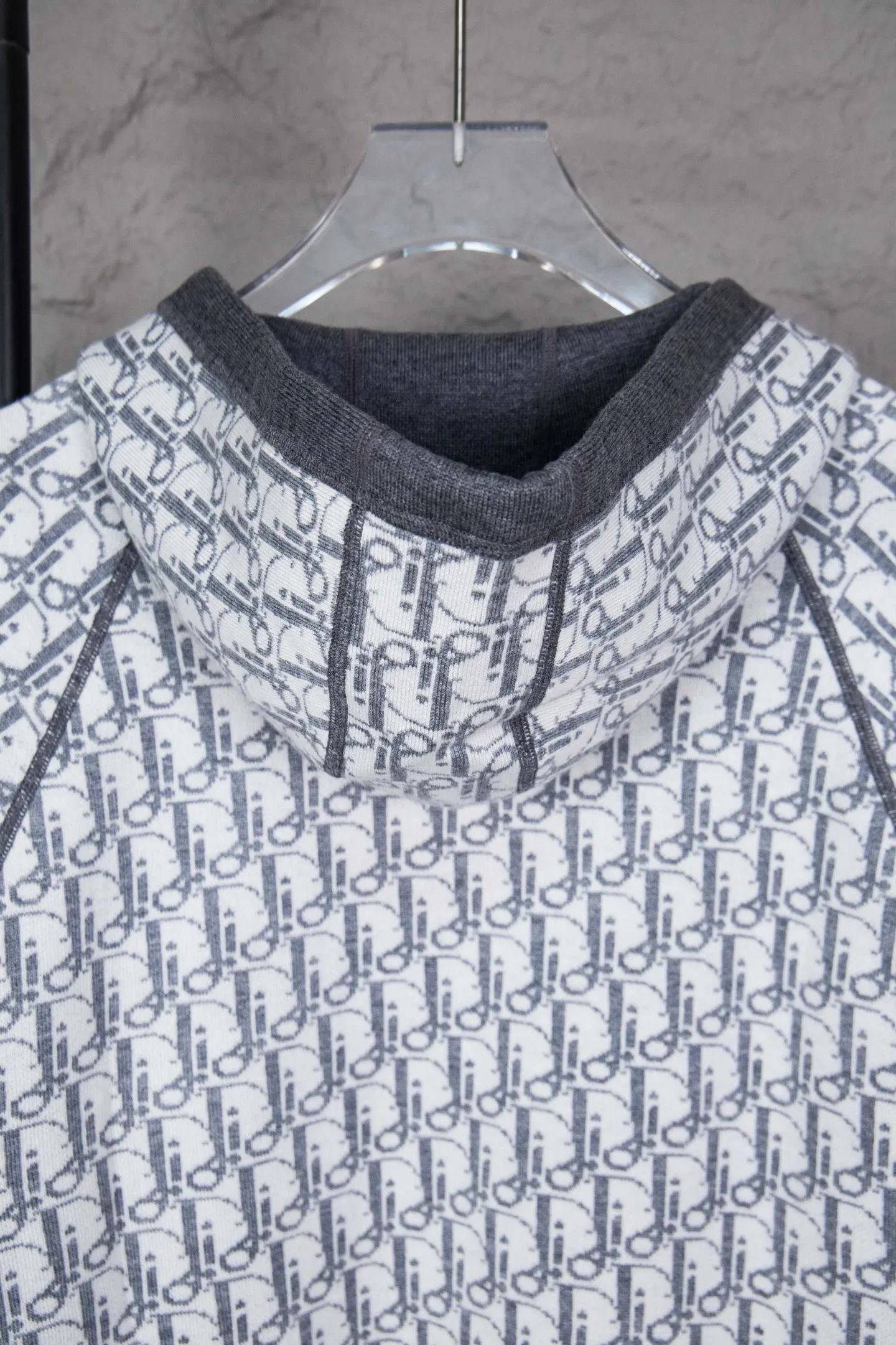 🅿️650 Style No.: M249 replica version Dior 𝘾𝙝𝙧𝙞𝙨𝙩𝙞𝙖𝙣 𝘿𝙞𝙤𝙧 CD 24SS old flower all-over printed double-sided jacquard zipper cardigan jacket sweater lightism essential luxury item for men and women for daily commuting Purchase authentic pattern Correct version Welcome to compare Detailed features · Use 50% wool content yarn, 35% cashmere 15% synthetic fiber · Adopt double-sided jacquard craftsmanship imported from Germany · Collar, cuffs and hem thread design Windproof and comfortable · Spacing between strips and letter logos The woven sheet effect is completely restored · Original main mark washed tag moisture-proof paper packaging Color: White Gray Size: S M L