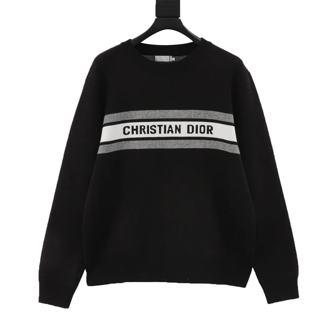 🅿️540 DIOR/Dior jacquard letter pattern knitted pullover sweater. The D family’s classic item is here again, and it is a treasure sweater worth buying. This year’s new autumn and winter style is on sale simultaneously! The sweater adopts the design of pocket presbyopia patches, and the classic presbyopic pattern highlights the fashion charm of P. It is a timeless classic. It is carefully made of customer-supplied cotton fiber yarns, and the CNC layered knitting technique shows a unique texture. The three-dimensional jacquard of contrasting letters with uniform thickness is exquisite and advanced. The sweater feels soft and comfortable, and the body feels particularly comfortable. It can be worn alone or layered, and the ribbed hem and sleeves are specially edged with blue edges. Matches the color of the body! size：S-L