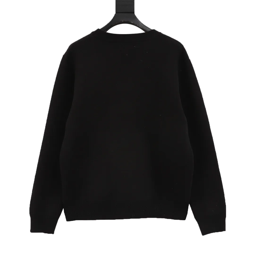 🅿️540 DIOR/Dior jacquard letter pattern knitted pullover sweater. The D family’s classic item is here again, and it is a treasure sweater worth buying. This year’s new autumn and winter style is on sale simultaneously! The sweater adopts the design of pocket presbyopia patches, and the classic presbyopic pattern highlights the fashion charm of P. It is a timeless classic. It is carefully made of customer-supplied cotton fiber yarns, and the CNC layered knitting technique shows a unique texture. The three-dimensional jacquard of contrasting letters with uniform thickness is exquisite and advanced. The sweater feels soft and comfortable, and the body feels particularly comfortable. It can be worn alone or layered, and the ribbed hem and sleeves are specially edged with blue edges. Matches the color of the body! size：S-L