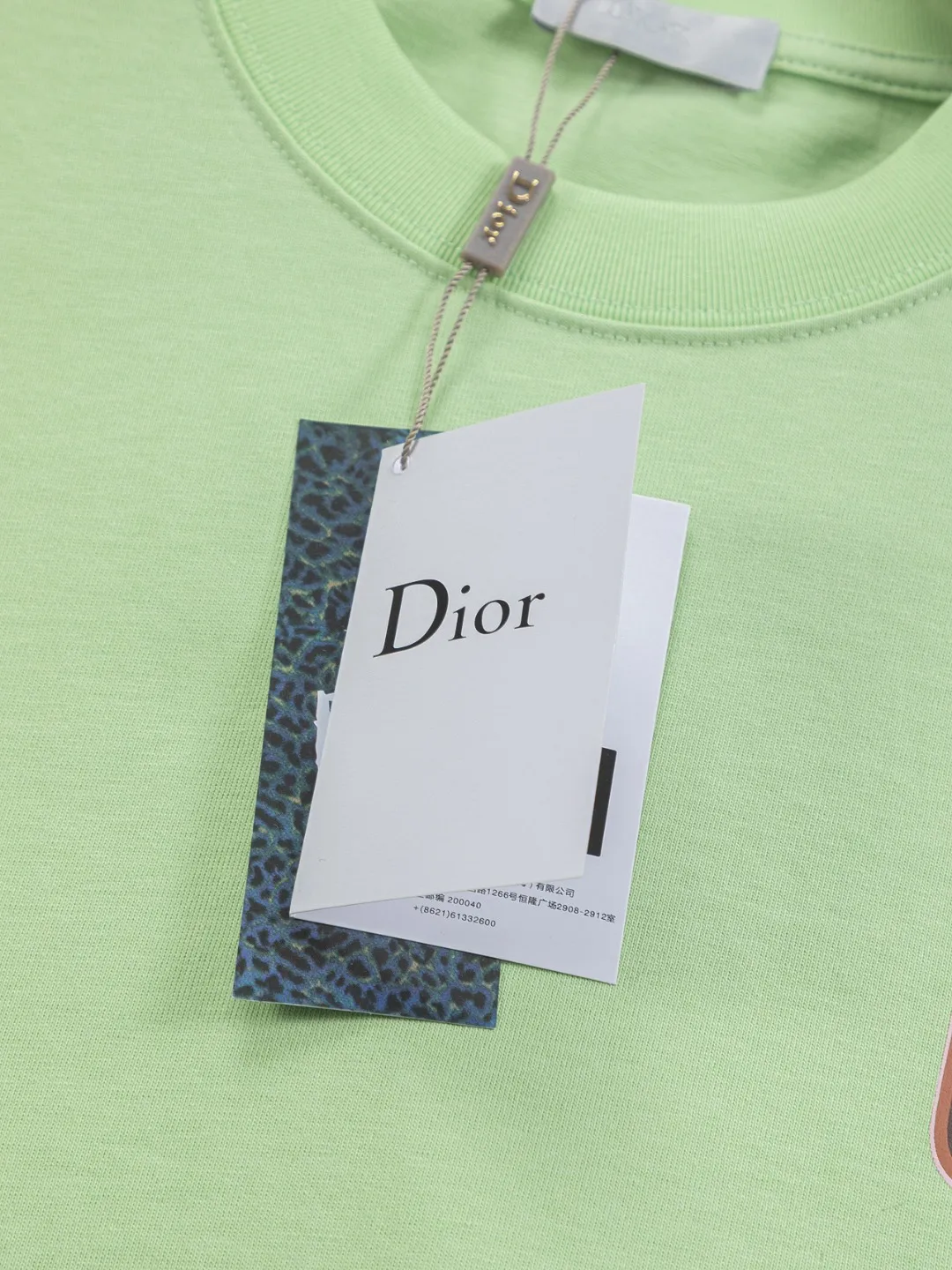🅿️190 DIOR Dior Dior dior CD micro wide version S-XL CD 26ss will never fail classic style permanent boutique counter timeless classic style Dior Mountain logo multi-element micro-stamp letters 🪡 embroidered logo pattern heavy craftsmanship unisex short-sleeved T-shirt, cotton blended terry jersey fabric, original development This comes from the 2025 beachwear limited series, full logo jacquard towel highlights the classic Obliave flower, with S-shaped round neck and topstitching, unique style, decorated with obliqve jacquard all over, ribbed round neck with V-shaped topstitching, customized accessories, and the whole body is customized and developed according to the Y board... Complete with three standards, it can control various styles, paying tribute to Dior's historic year! Coupled with the blessing of full-flower cotton material, both the upper body comfort and the existence are unparalleled. It can be said to be a must-have companion in summer. The excellent breathability and comfortable wearing feeling are unparalleled~ Recommended! ! Same style for men and women! Color: Black White Green Size: S-XL Size chart: S: Shoulder width 50-Bust 56-Length 70 M: Shoulder width 52-Bust 57-Length 72 L: Shoulder width 54-Bust 59-Length 74 XL: Shoulder width 56-Bust 62-Length 76