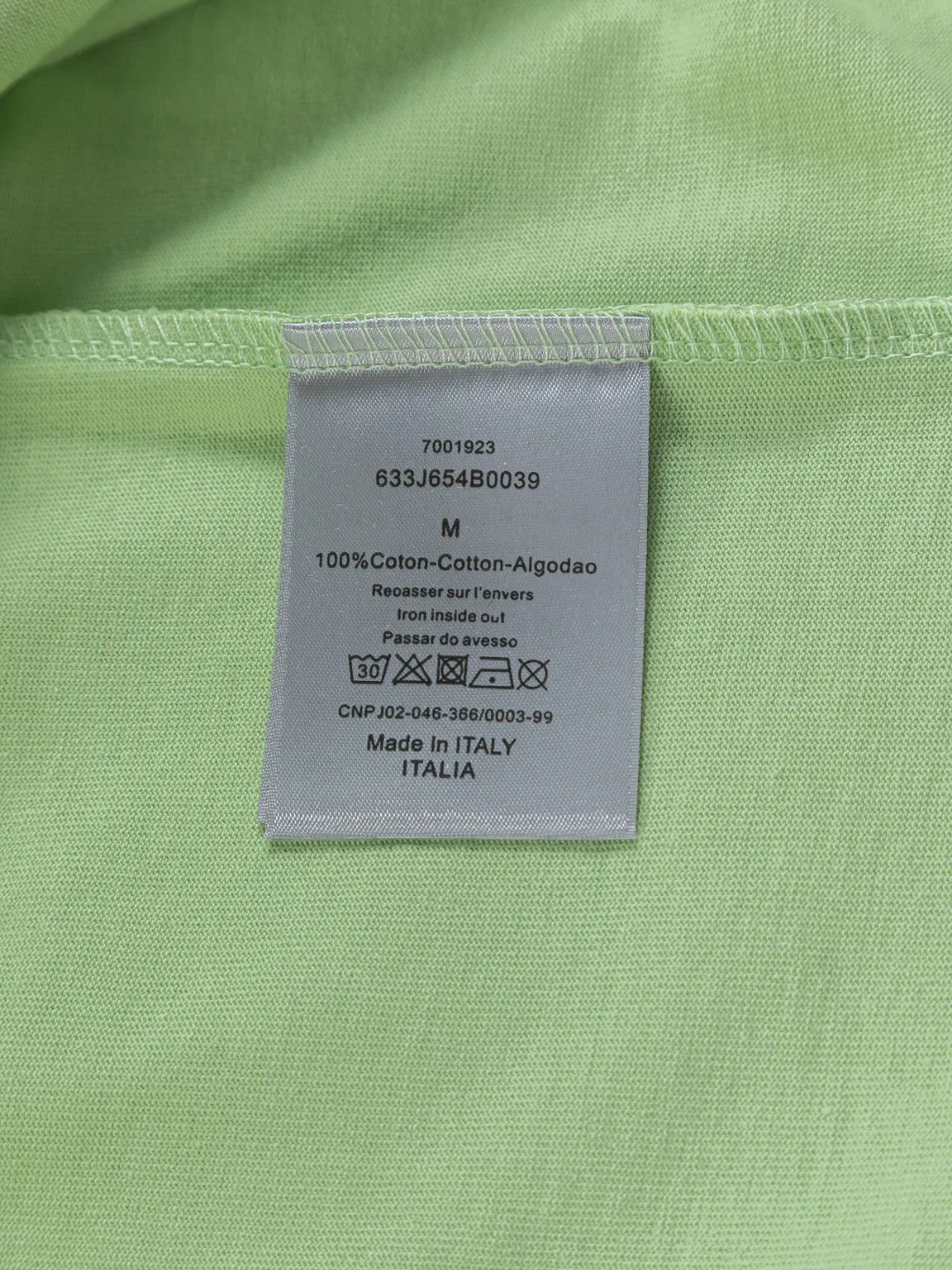 🅿️190 DIOR Dior Dior dior CD micro wide version S-XL CD 26ss will never fail classic style permanent boutique counter timeless classic style Dior Mountain logo multi-element micro-stamp letters 🪡 embroidered logo pattern heavy craftsmanship unisex short-sleeved T-shirt, cotton blended terry jersey fabric, original development This comes from the 2025 beachwear limited series, full logo jacquard towel highlights the classic Obliave flower, with S-shaped round neck and topstitching, unique style, decorated with obliqve jacquard all over, ribbed round neck with V-shaped topstitching, customized accessories, and the whole body is customized and developed according to the Y board... Complete with three standards, it can control various styles, paying tribute to Dior's historic year! Coupled with the blessing of full-flower cotton material, both the upper body comfort and the existence are unparalleled. It can be said to be a must-have companion in summer. The excellent breathability and comfortable wearing feeling are unparalleled~ Recommended! ! Same style for men and women! Color: Black White Green Size: S-XL Size chart: S: Shoulder width 50-Bust 56-Length 70 M: Shoulder width 52-Bust 57-Length 72 L: Shoulder width 54-Bust 59-Length 74 XL: Shoulder width 56-Bust 62-Length 76
