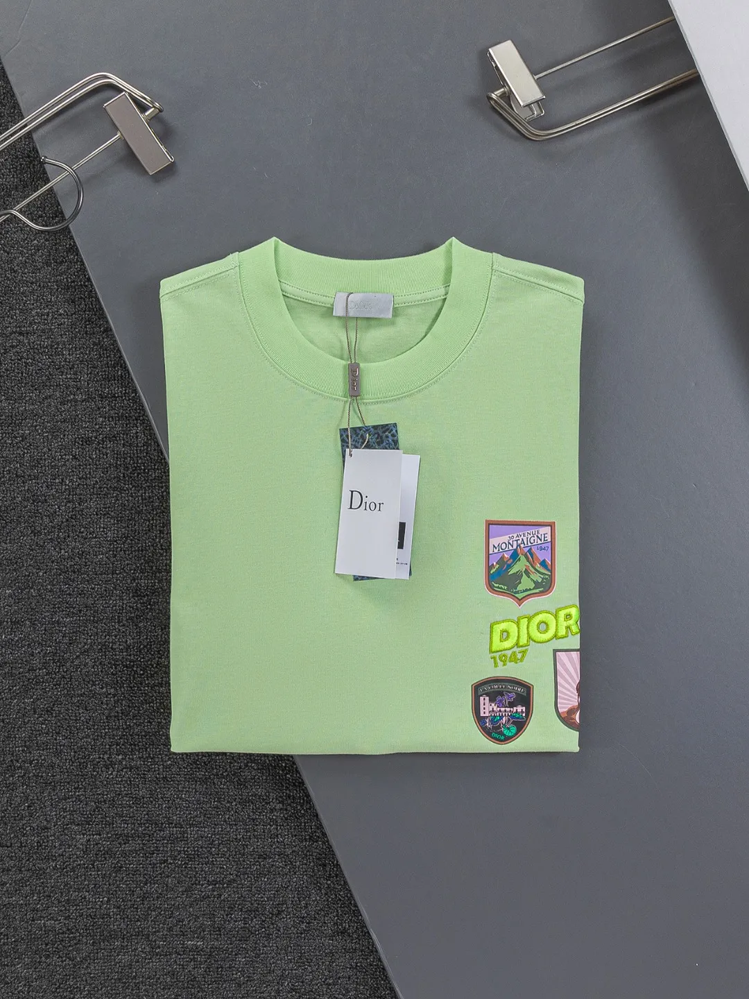 🅿️190 DIOR Dior Dior dior CD micro wide version S-XL CD 26ss will never fail classic style permanent boutique counter timeless classic style Dior Mountain logo multi-element micro-stamp letters 🪡 embroidered logo pattern heavy craftsmanship unisex short-sleeved T-shirt, cotton blended terry jersey fabric, original development This comes from the 2025 beachwear limited series, full logo jacquard towel highlights the classic Obliave flower, with S-shaped round neck and topstitching, unique style, decorated with obliqve jacquard all over, ribbed round neck with V-shaped topstitching, customized accessories, and the whole body is customized and developed according to the Y board... Complete with three standards, it can control various styles, paying tribute to Dior's historic year! Coupled with the blessing of full-flower cotton material, both the upper body comfort and the existence are unparalleled. It can be said to be a must-have companion in summer. The excellent breathability and comfortable wearing feeling are unparalleled~ Recommended! ! Same style for men and women! Color: Black White Green Size: S-XL Size chart: S: Shoulder width 50-Bust 56-Length 70 M: Shoulder width 52-Bust 57-Length 72 L: Shoulder width 54-Bust 59-Length 74 XL: Shoulder width 56-Bust 62-Length 76