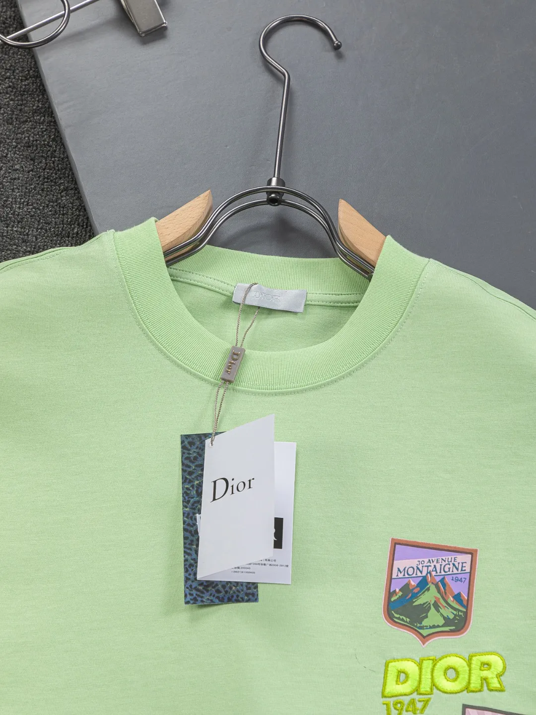 🅿️190 DIOR Dior Dior dior CD micro wide version S-XL CD 26ss will never fail classic style permanent boutique counter timeless classic style Dior Mountain logo multi-element micro-stamp letters 🪡 embroidered logo pattern heavy craftsmanship unisex short-sleeved T-shirt, cotton blended terry jersey fabric, original development This comes from the 2025 beachwear limited series, full logo jacquard towel highlights the classic Obliave flower, with S-shaped round neck and topstitching, unique style, decorated with obliqve jacquard all over, ribbed round neck with V-shaped topstitching, customized accessories, and the whole body is customized and developed according to the Y board... Complete with three standards, it can control various styles, paying tribute to Dior's historic year! Coupled with the blessing of full-flower cotton material, both the upper body comfort and the existence are unparalleled. It can be said to be a must-have companion in summer. The excellent breathability and comfortable wearing feeling are unparalleled~ Recommended! ! Same style for men and women! Color: Black White Green Size: S-XL Size chart: S: Shoulder width 50-Bust 56-Length 70 M: Shoulder width 52-Bust 57-Length 72 L: Shoulder width 54-Bust 59-Length 74 XL: Shoulder width 56-Bust 62-Length 76