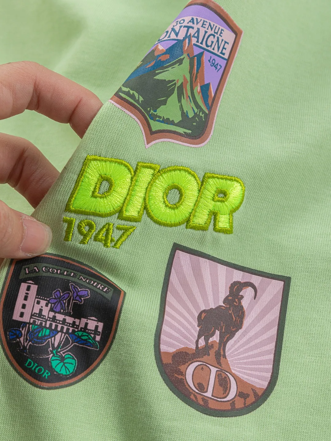 🅿️190 DIOR Dior Dior dior CD micro wide version S-XL CD 26ss will never fail classic style permanent boutique counter timeless classic style Dior Mountain logo multi-element micro-stamp letters 🪡 embroidered logo pattern heavy craftsmanship unisex short-sleeved T-shirt, cotton blended terry jersey fabric, original development This comes from the 2025 beachwear limited series, full logo jacquard towel highlights the classic Obliave flower, with S-shaped round neck and topstitching, unique style, decorated with obliqve jacquard all over, ribbed round neck with V-shaped topstitching, customized accessories, and the whole body is customized and developed according to the Y board... Complete with three standards, it can control various styles, paying tribute to Dior's historic year! Coupled with the blessing of full-flower cotton material, both the upper body comfort and the existence are unparalleled. It can be said to be a must-have companion in summer. The excellent breathability and comfortable wearing feeling are unparalleled~ Recommended! ! Same style for men and women! Color: Black White Green Size: S-XL Size chart: S: Shoulder width 50-Bust 56-Length 70 M: Shoulder width 52-Bust 57-Length 72 L: Shoulder width 54-Bust 59-Length 74 XL: Shoulder width 56-Bust 62-Length 76