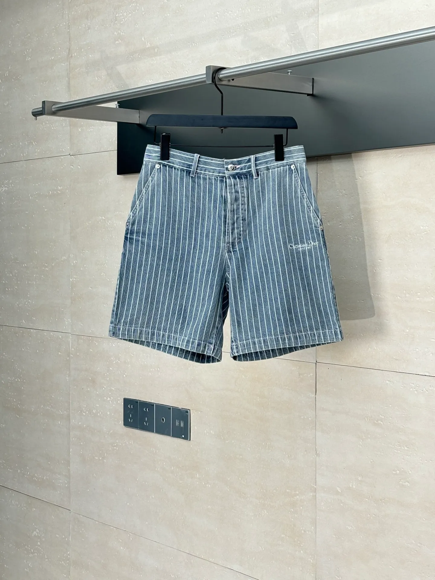🅿️396 Dio*/Dior 25Ss new striped embroidered flared Bermuda shorts are carefully made of blue striped cotton twill fabric, with an elegant silhouette and decorated with Cistian Couture embroidery on the front. Pair it with a blouse for a classic and sophisticated look.  Size：S/M/L/XL