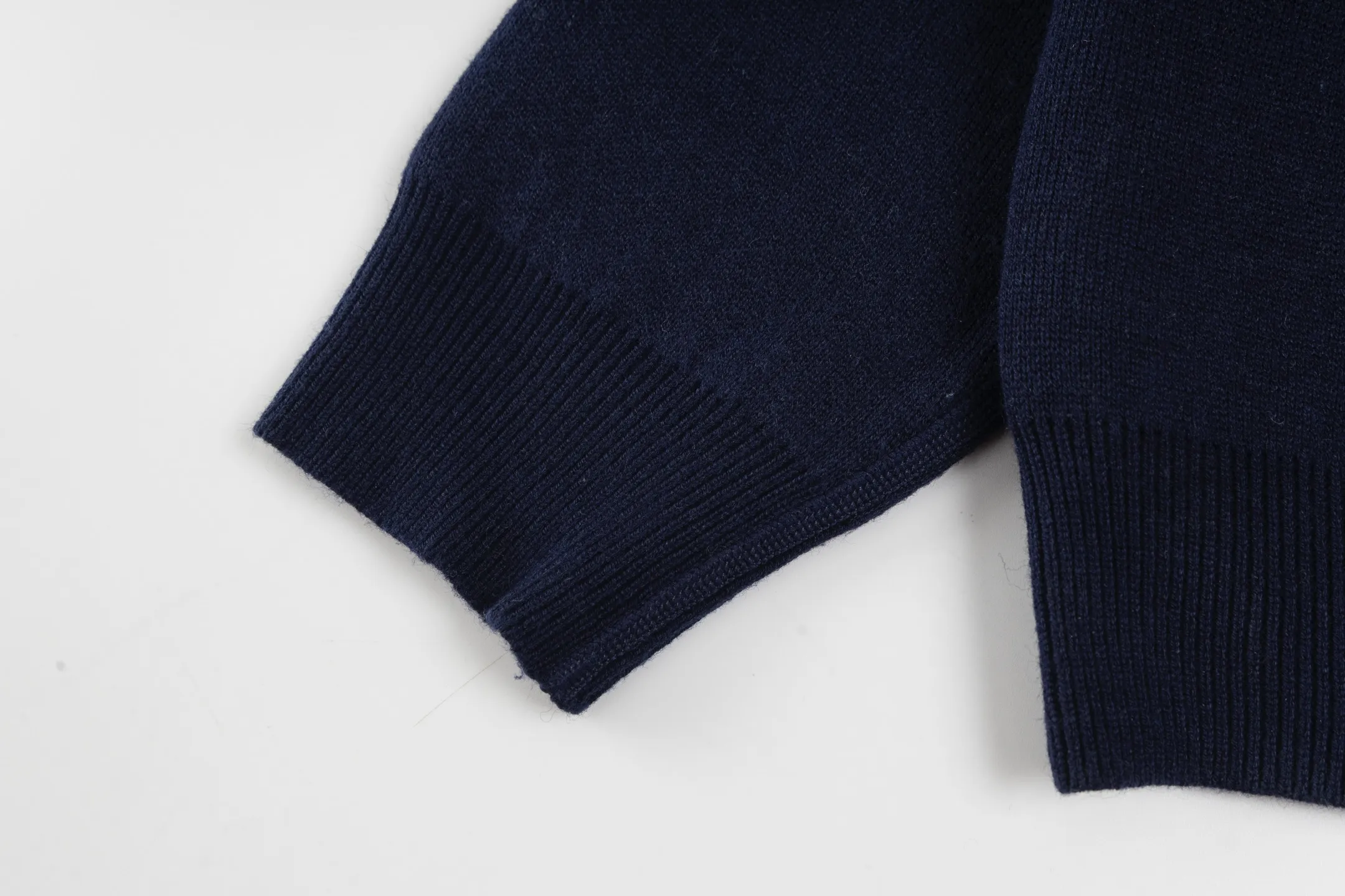 🅿️560 [Exclusive supply] CD 20SS Double-sided jacquard cashmere knitted hooded jacket (Navy Blue) The original version was purchased for 22,337 and developed. The fabric is made of cashmere blended knitted fabric, which is soft and comfortable. It features a zip closure at the front and subtle ribbed trimming at the cuffs and hem. The cardigan is reversible, with a solid blue hue on one side and the house's signature Dior Oblique pattern on the other, with Christian Dior strap details on the back. The unlined cut ensures a light and effortless fit, while the slim fit creates an elegant silhouette. The entire cardigan is made with exquisite craftsmanship. The double-sided knitting technology enables reversible wear, and the ribbed edges enhance the three-dimensional feel of the garment. Dry cleaning and maintenance are recommended to maintain the delicate texture of cashmere fabrics. This cardigan is both casual and fashionable, and can be easily matched with all kinds of clothing, showing the brand's exquisite craftsmanship and classic aesthetics. Size:S/M/L/XL/XXL