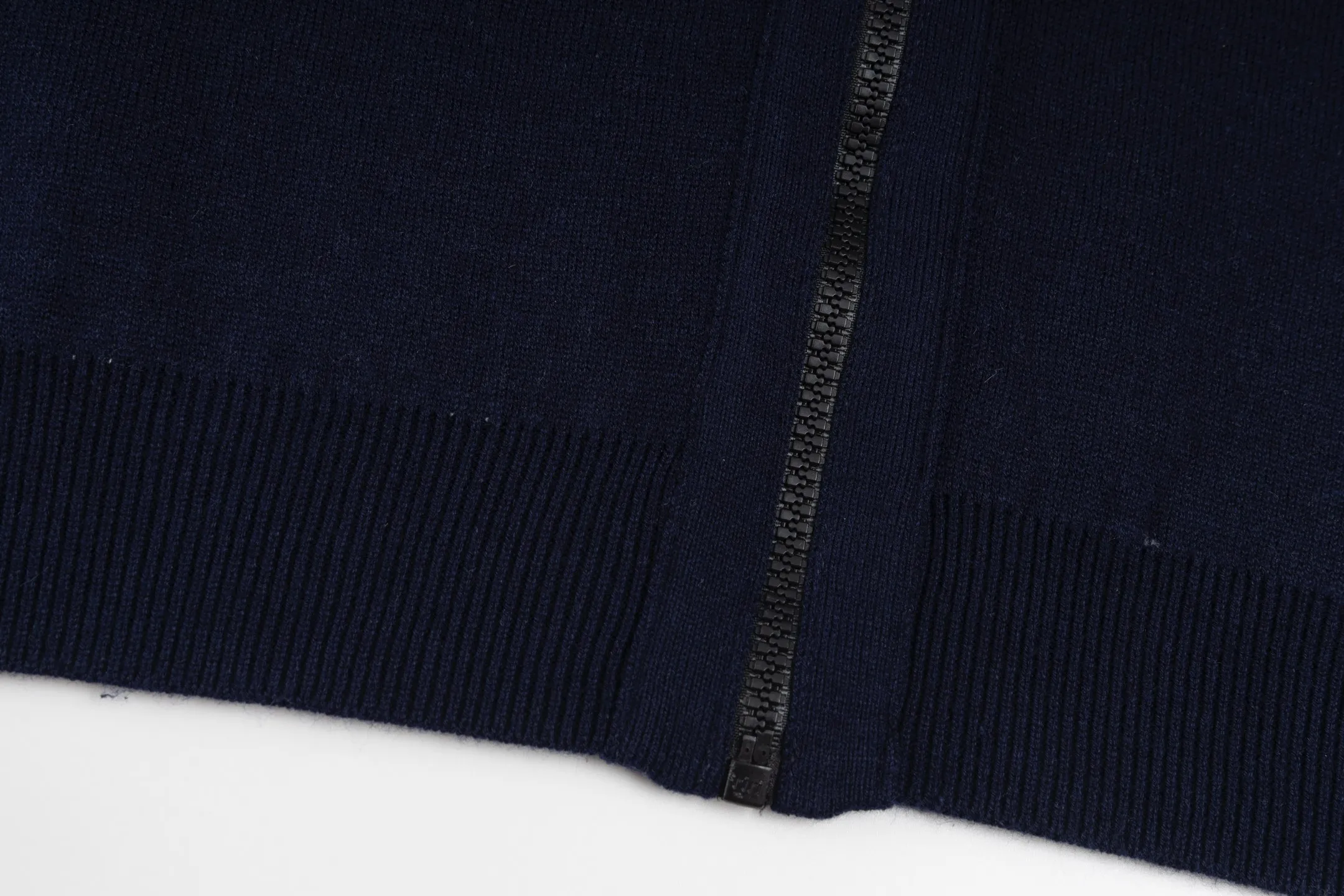 🅿️560 [Exclusive supply] CD 20SS Double-sided jacquard cashmere knitted hooded jacket (Navy Blue) The original version was purchased for 22,337 and developed. The fabric is made of cashmere blended knitted fabric, which is soft and comfortable. It features a zip closure at the front and subtle ribbed trimming at the cuffs and hem. The cardigan is reversible, with a solid blue hue on one side and the house's signature Dior Oblique pattern on the other, with Christian Dior strap details on the back. The unlined cut ensures a light and effortless fit, while the slim fit creates an elegant silhouette. The entire cardigan is made with exquisite craftsmanship. The double-sided knitting technology enables reversible wear, and the ribbed edges enhance the three-dimensional feel of the garment. Dry cleaning and maintenance are recommended to maintain the delicate texture of cashmere fabrics. This cardigan is both casual and fashionable, and can be easily matched with all kinds of clothing, showing the brand's exquisite craftsmanship and classic aesthetics. Size:S/M/L/XL/XXL