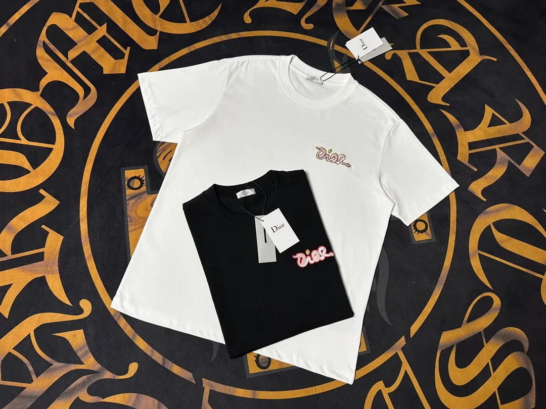🅿️200 Exquisite upgrade of Dior LOGO, inspired by the retro of the 1980s. Original fabric. Official same style. Short-sleeved T-shirt. Customized fabric. Fabric dyed in the same vat. Very comfortable to the touch. Latest brick cabinet synchronization for spring and summer. Fashionable and personalized. Super versatile. Loose version is very suitable for both men and women. A must-have for everyone. Hang tag. Collar label. Washed wheat. Complete with three labels. Color: black white.
