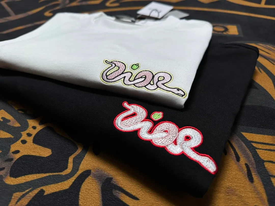🅿️200 Exquisite upgrade of Dior LOGO, inspired by the retro of the 1980s. Original fabric. Official same style. Short-sleeved T-shirt. Customized fabric. Fabric dyed in the same vat. Very comfortable to the touch. Latest brick cabinet synchronization for spring and summer. Fashionable and personalized. Super versatile. Loose version is very suitable for both men and women. A must-have for everyone. Hang tag. Collar label. Washed wheat. Complete with three labels. Color: black white.