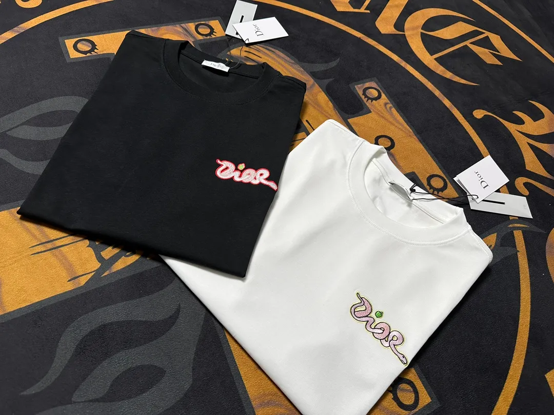 🅿️200 Exquisite upgrade of Dior LOGO, inspired by the retro of the 1980s. Original fabric. Official same style. Short-sleeved T-shirt. Customized fabric. Fabric dyed in the same vat. Very comfortable to the touch. Latest brick cabinet synchronization for spring and summer. Fashionable and personalized. Super versatile. Loose version is very suitable for both men and women. A must-have for everyone. Hang tag. Collar label. Washed wheat. Complete with three labels. Color: black white.