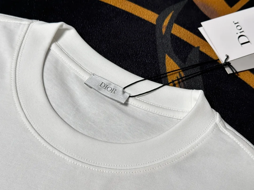 🅿️200 Exquisite upgrade of Dior LOGO, inspired by the retro of the 1980s. Original fabric. Official same style. Short-sleeved T-shirt. Customized fabric. Fabric dyed in the same vat. Very comfortable to the touch. Latest brick cabinet synchronization for spring and summer. Fashionable and personalized. Super versatile. Loose version is very suitable for both men and women. A must-have for everyone. Hang tag. Collar label. Washed wheat. Complete with three labels. Color: black white.