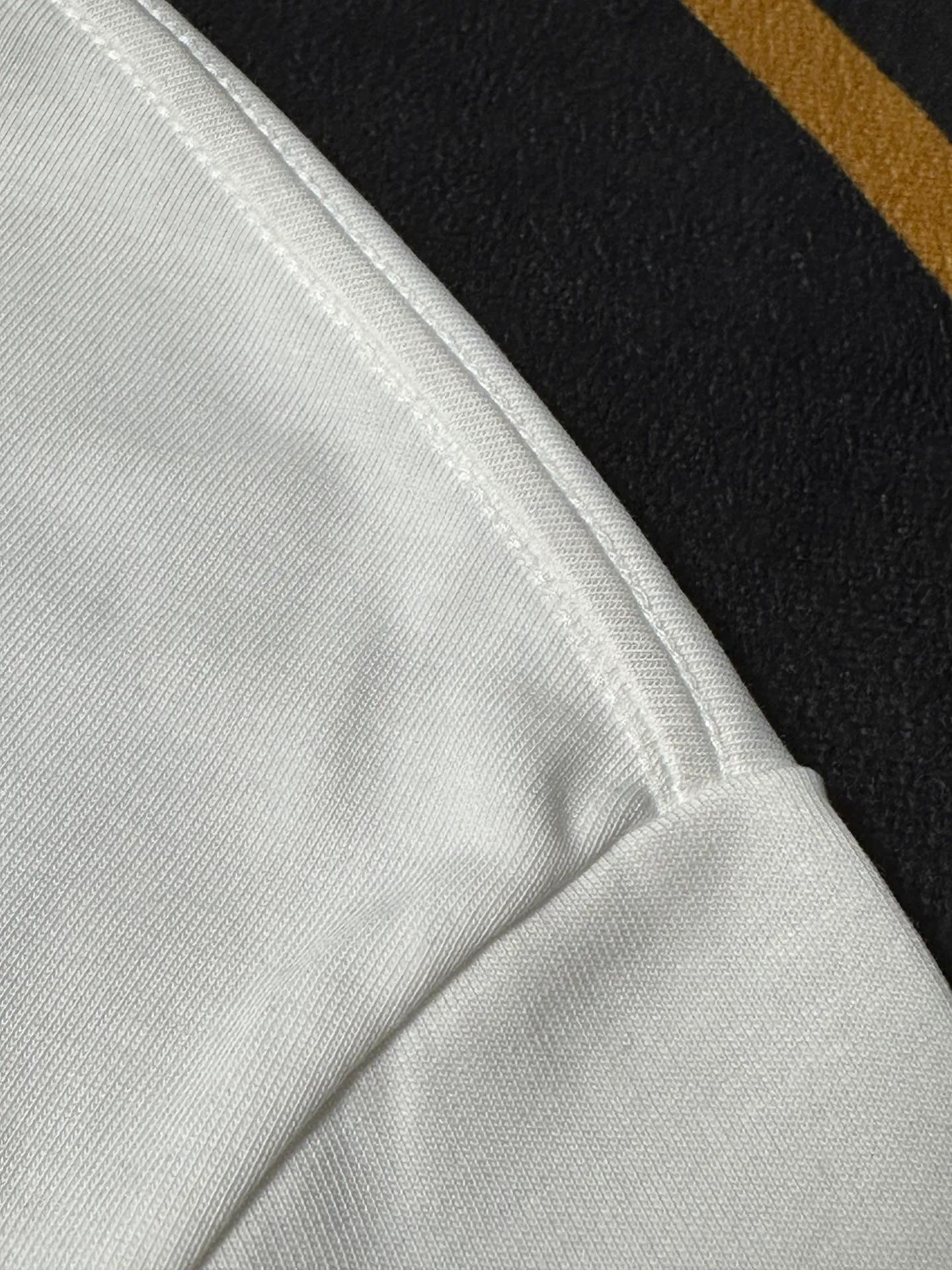 🅿️200 Exquisite upgrade of Dior LOGO, inspired by the retro of the 1980s. Original fabric. Official same style. Short-sleeved T-shirt. Customized fabric. Fabric dyed in the same vat. Very comfortable to the touch. Latest brick cabinet synchronization for spring and summer. Fashionable and personalized. Super versatile. Loose version is very suitable for both men and women. A must-have for everyone. Hang tag. Collar label. Washed wheat. Complete with three labels. Color: black white.