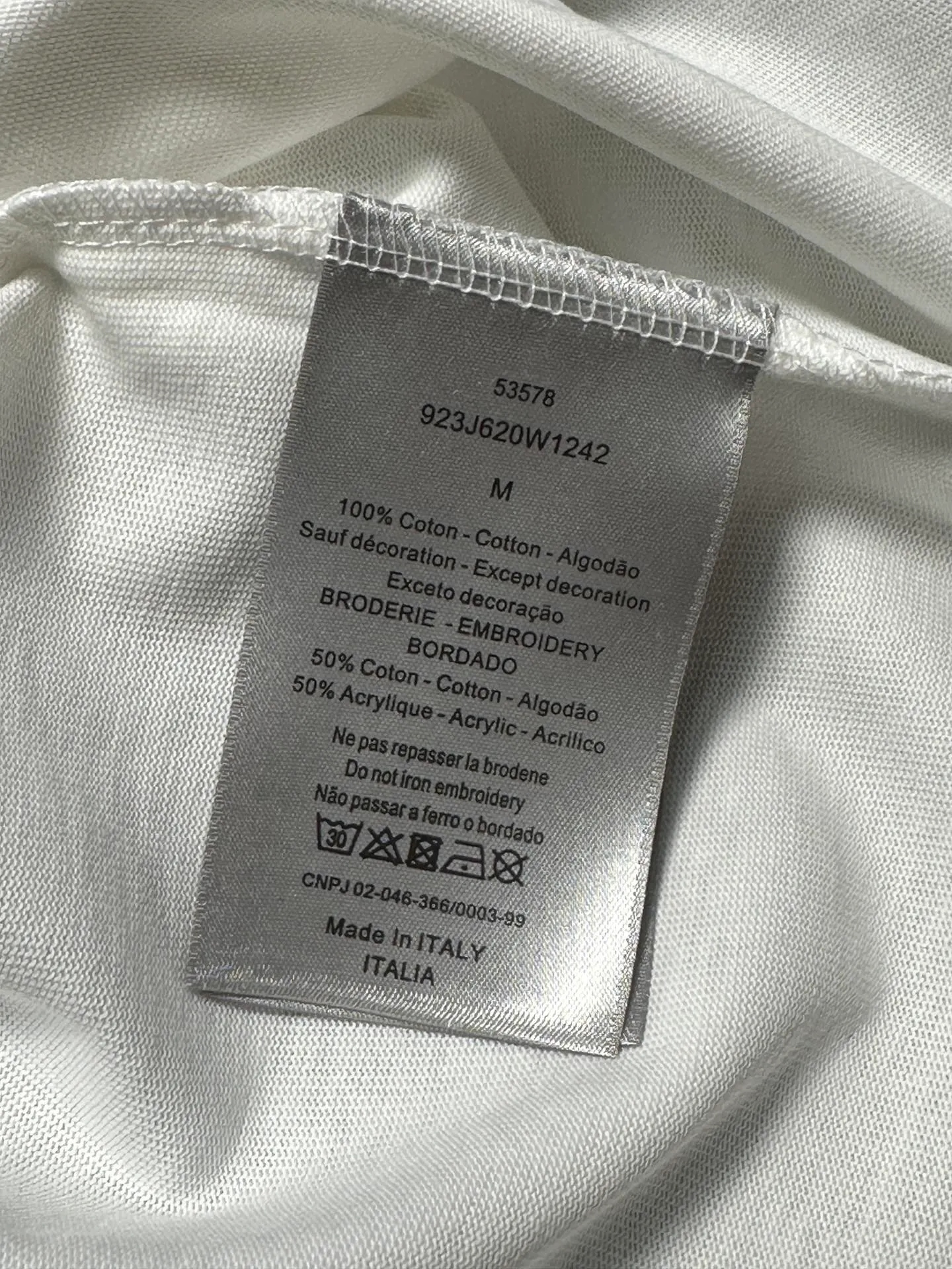 🅿️200 Exquisite upgrade of Dior LOGO, inspired by the retro of the 1980s. Original fabric. Official same style. Short-sleeved T-shirt. Customized fabric. Fabric dyed in the same vat. Very comfortable to the touch. Latest brick cabinet synchronization for spring and summer. Fashionable and personalized. Super versatile. Loose version is very suitable for both men and women. A must-have for everyone. Hang tag. Collar label. Washed wheat. Complete with three labels. Color: black white.