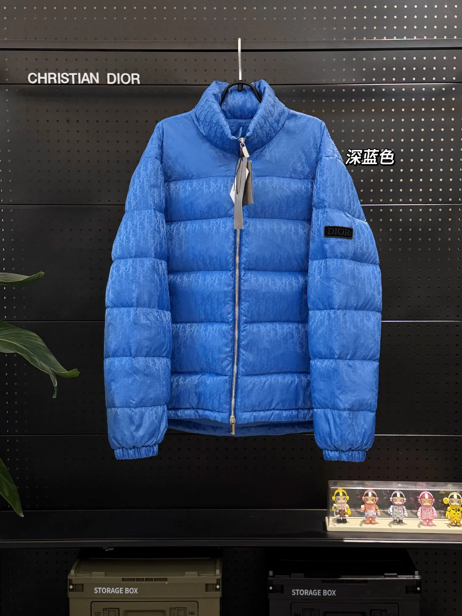 🅿️780 💎Electric Blue💎 Top quality, six colors available, new down ⬆️ Dior 23FW oblique dark pattern old flower stand collar down jacket, the same style at the counter, popular all the way🔥The old flower down jacket is here🤩～ This is a down jacket with ultra-complex craftsmanship. The custom-made fabric cycle takes up to 50 days. Based on the original fabric, laser jacquard makes the whole piece of clothing concave and convex, with a stronger three-dimensional effect and a more obvious 3D effect. ✨This fabric has a good hand feel, and the dark pattern presbyopia on the jacket is very low-key. The fabric shows a dark luster and has extremely high waterproof properties! The real texture is more perfect, custom-woven high-density satin nylon material and dark jacquard weave, simple and refreshing, thick and fluffy, super three-proof fabric, waterproof, stain-proof and dust-proof! ✨ Full-width jacquard LOGO, ultra-high-end luxury and style. The handsomeness and eye-catching index of the upper body are absolutely NO. 1. Fully custom-woven jacquard LOGO technology fabric, high-density polyester fiber. It is a new type of heat-insulating and light-weight fabric. It has a light texture, delicate and soft warmth and breathability. Especially the LOGO jacquard produces different light and dark interweaving under different lights! Full of hidden flower logos, low-key with a touch of expensiveness, the overall shape is not too bloated, windproof and waterproof, it can be called a haven in winter 😍 Simple but not simple, wear it with a wrap in autumn and winter. ✨The interior is filled with 90-fill white goose down, (90% white goose down ➕10% white goose feather) This type of down is full of fluffiness, better thermal insulation, and has no down stalks! Hooded and windproof design, comfortable and warm! The white goose down filled inside is a strong guarantee of warmth and cold resistance. As for the so-called odor gas of down, it is completely worry-free. The upper body is light and full. The down filling is sufficiently balanced to obtain uniform warmth! The upper body is eye-catching. ✨The hardware of the whole garment is made of original 1V1 customized tungsten material. Leather label design, hot melt technology, one-time molding. Size: S-3Xl (44-54 yards) couple style. Available in six colors: light gray/light blue/navy blue/dark gray/black/dark blue