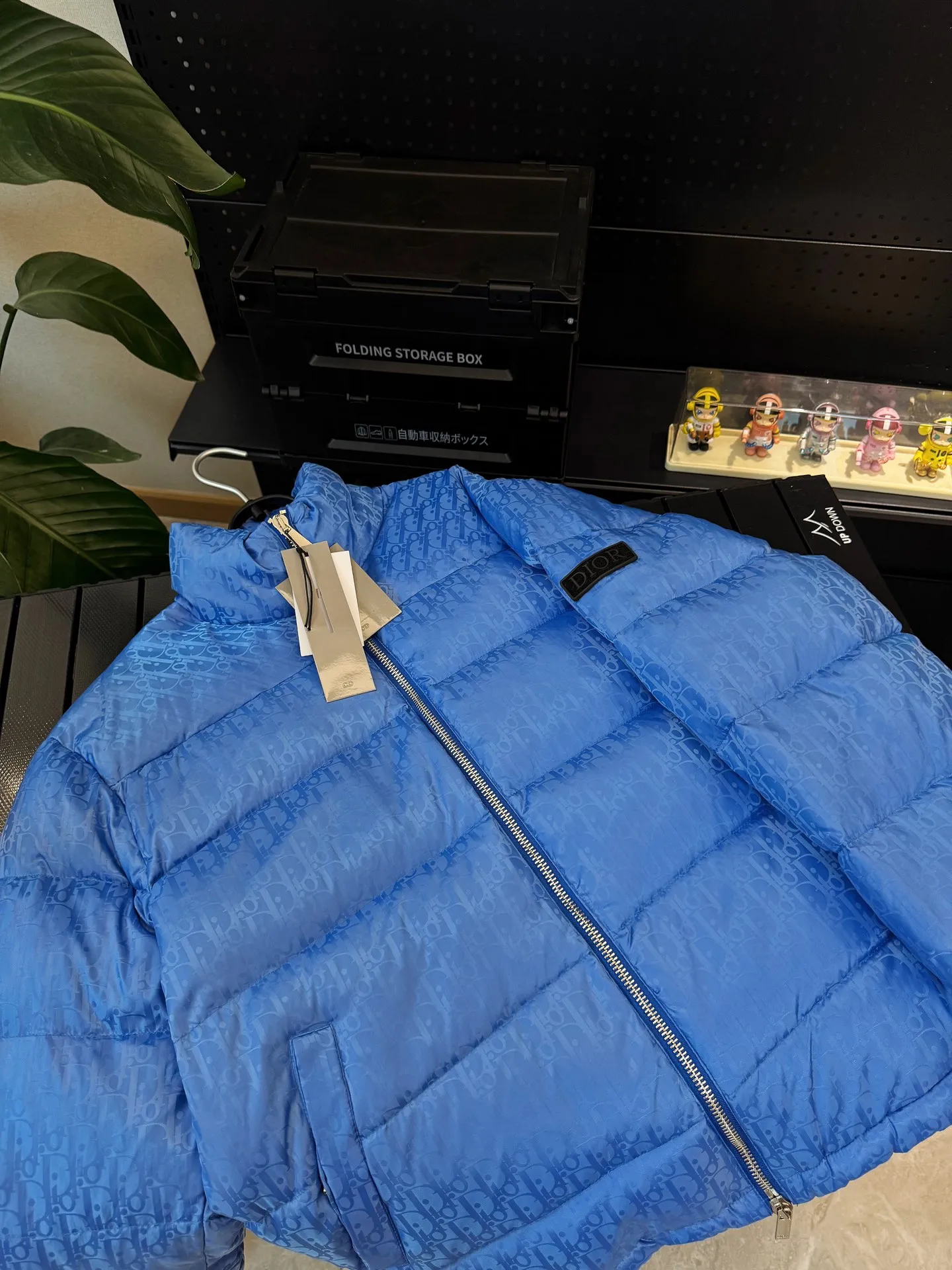 🅿️780 💎Electric Blue💎 Top quality, six colors available, new down ⬆️ Dior 23FW oblique dark pattern old flower stand collar down jacket, the same style at the counter, popular all the way🔥The old flower down jacket is here🤩～ This is a down jacket with ultra-complex craftsmanship. The custom-made fabric cycle takes up to 50 days. Based on the original fabric, laser jacquard makes the whole piece of clothing concave and convex, with a stronger three-dimensional effect and a more obvious 3D effect. ✨This fabric has a good hand feel, and the dark pattern presbyopia on the jacket is very low-key. The fabric shows a dark luster and has extremely high waterproof properties! The real texture is more perfect, custom-woven high-density satin nylon material and dark jacquard weave, simple and refreshing, thick and fluffy, super three-proof fabric, waterproof, stain-proof and dust-proof! ✨ Full-width jacquard LOGO, ultra-high-end luxury and style. The handsomeness and eye-catching index of the upper body are absolutely NO. 1. Fully custom-woven jacquard LOGO technology fabric, high-density polyester fiber. It is a new type of heat-insulating and light-weight fabric. It has a light texture, delicate and soft warmth and breathability. Especially the LOGO jacquard produces different light and dark interweaving under different lights! Full of hidden flower logos, low-key with a touch of expensiveness, the overall shape is not too bloated, windproof and waterproof, it can be called a haven in winter 😍 Simple but not simple, wear it with a wrap in autumn and winter. ✨The interior is filled with 90-fill white goose down, (90% white goose down ➕10% white goose feather) This type of down is full of fluffiness, better thermal insulation, and has no down stalks! Hooded and windproof design, comfortable and warm! The white goose down filled inside is a strong guarantee of warmth and cold resistance. As for the so-called odor gas of down, it is completely worry-free. The upper body is light and full. The down filling is sufficiently balanced to obtain uniform warmth! The upper body is eye-catching. ✨The hardware of the whole garment is made of original 1V1 customized tungsten material. Leather label design, hot melt technology, one-time molding. Size: S-3Xl (44-54 yards) couple style. Available in six colors: light gray/light blue/navy blue/dark gray/black/dark blue