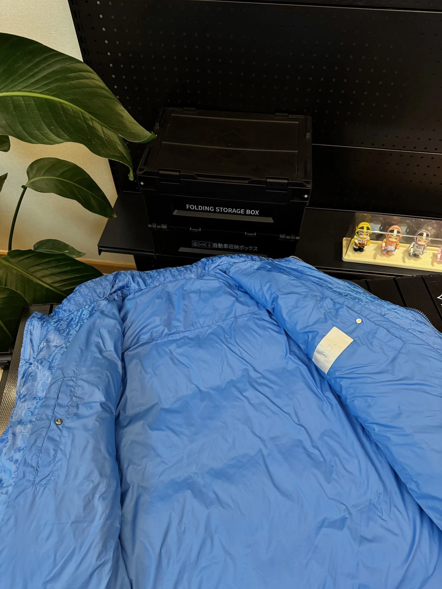 🅿️780 💎Electric Blue💎 Top quality, six colors available, new down ⬆️ Dior 23FW oblique dark pattern old flower stand collar down jacket, the same style at the counter, popular all the way🔥The old flower down jacket is here🤩～ This is a down jacket with ultra-complex craftsmanship. The custom-made fabric cycle takes up to 50 days. Based on the original fabric, laser jacquard makes the whole piece of clothing concave and convex, with a stronger three-dimensional effect and a more obvious 3D effect. ✨This fabric has a good hand feel, and the dark pattern presbyopia on the jacket is very low-key. The fabric shows a dark luster and has extremely high waterproof properties! The real texture is more perfect, custom-woven high-density satin nylon material and dark jacquard weave, simple and refreshing, thick and fluffy, super three-proof fabric, waterproof, stain-proof and dust-proof! ✨ Full-width jacquard LOGO, ultra-high-end luxury and style. The handsomeness and eye-catching index of the upper body are absolutely NO. 1. Fully custom-woven jacquard LOGO technology fabric, high-density polyester fiber. It is a new type of heat-insulating and light-weight fabric. It has a light texture, delicate and soft warmth and breathability. Especially the LOGO jacquard produces different light and dark interweaving under different lights! Full of hidden flower logos, low-key with a touch of expensiveness, the overall shape is not too bloated, windproof and waterproof, it can be called a haven in winter 😍 Simple but not simple, wear it with a wrap in autumn and winter. ✨The interior is filled with 90-fill white goose down, (90% white goose down ➕10% white goose feather) This type of down is full of fluffiness, better thermal insulation, and has no down stalks! Hooded and windproof design, comfortable and warm! The white goose down filled inside is a strong guarantee of warmth and cold resistance. As for the so-called odor gas of down, it is completely worry-free. The upper body is light and full. The down filling is sufficiently balanced to obtain uniform warmth! The upper body is eye-catching. ✨The hardware of the whole garment is made of original 1V1 customized tungsten material. Leather label design, hot melt technology, one-time molding. Size: S-3Xl (44-54 yards) couple style. Available in six colors: light gray/light blue/navy blue/dark gray/black/dark blue