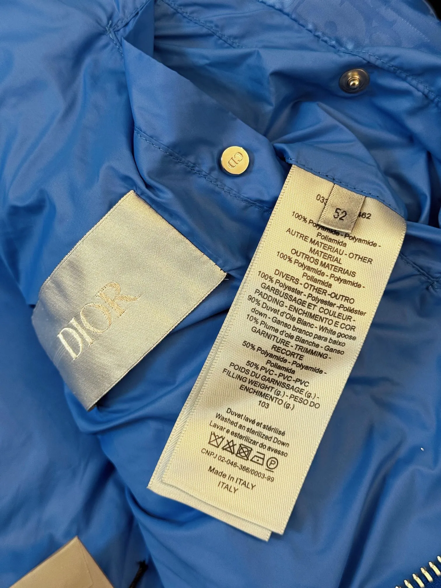 🅿️780 💎Electric Blue💎 Top quality, six colors available, new down ⬆️ Dior 23FW oblique dark pattern old flower stand collar down jacket, the same style at the counter, popular all the way🔥The old flower down jacket is here🤩～ This is a down jacket with ultra-complex craftsmanship. The custom-made fabric cycle takes up to 50 days. Based on the original fabric, laser jacquard makes the whole piece of clothing concave and convex, with a stronger three-dimensional effect and a more obvious 3D effect. ✨This fabric has a good hand feel, and the dark pattern presbyopia on the jacket is very low-key. The fabric shows a dark luster and has extremely high waterproof properties! The real texture is more perfect, custom-woven high-density satin nylon material and dark jacquard weave, simple and refreshing, thick and fluffy, super three-proof fabric, waterproof, stain-proof and dust-proof! ✨ Full-width jacquard LOGO, ultra-high-end luxury and style. The handsomeness and eye-catching index of the upper body are absolutely NO. 1. Fully custom-woven jacquard LOGO technology fabric, high-density polyester fiber. It is a new type of heat-insulating and light-weight fabric. It has a light texture, delicate and soft warmth and breathability. Especially the LOGO jacquard produces different light and dark interweaving under different lights! Full of hidden flower logos, low-key with a touch of expensiveness, the overall shape is not too bloated, windproof and waterproof, it can be called a haven in winter 😍 Simple but not simple, wear it with a wrap in autumn and winter. ✨The interior is filled with 90-fill white goose down, (90% white goose down ➕10% white goose feather) This type of down is full of fluffiness, better thermal insulation, and has no down stalks! Hooded and windproof design, comfortable and warm! The white goose down filled inside is a strong guarantee of warmth and cold resistance. As for the so-called odor gas of down, it is completely worry-free. The upper body is light and full. The down filling is sufficiently balanced to obtain uniform warmth! The upper body is eye-catching. ✨The hardware of the whole garment is made of original 1V1 customized tungsten material. Leather label design, hot melt technology, one-time molding. Size: S-3Xl (44-54 yards) couple style. Available in six colors: light gray/light blue/navy blue/dark gray/black/dark blue