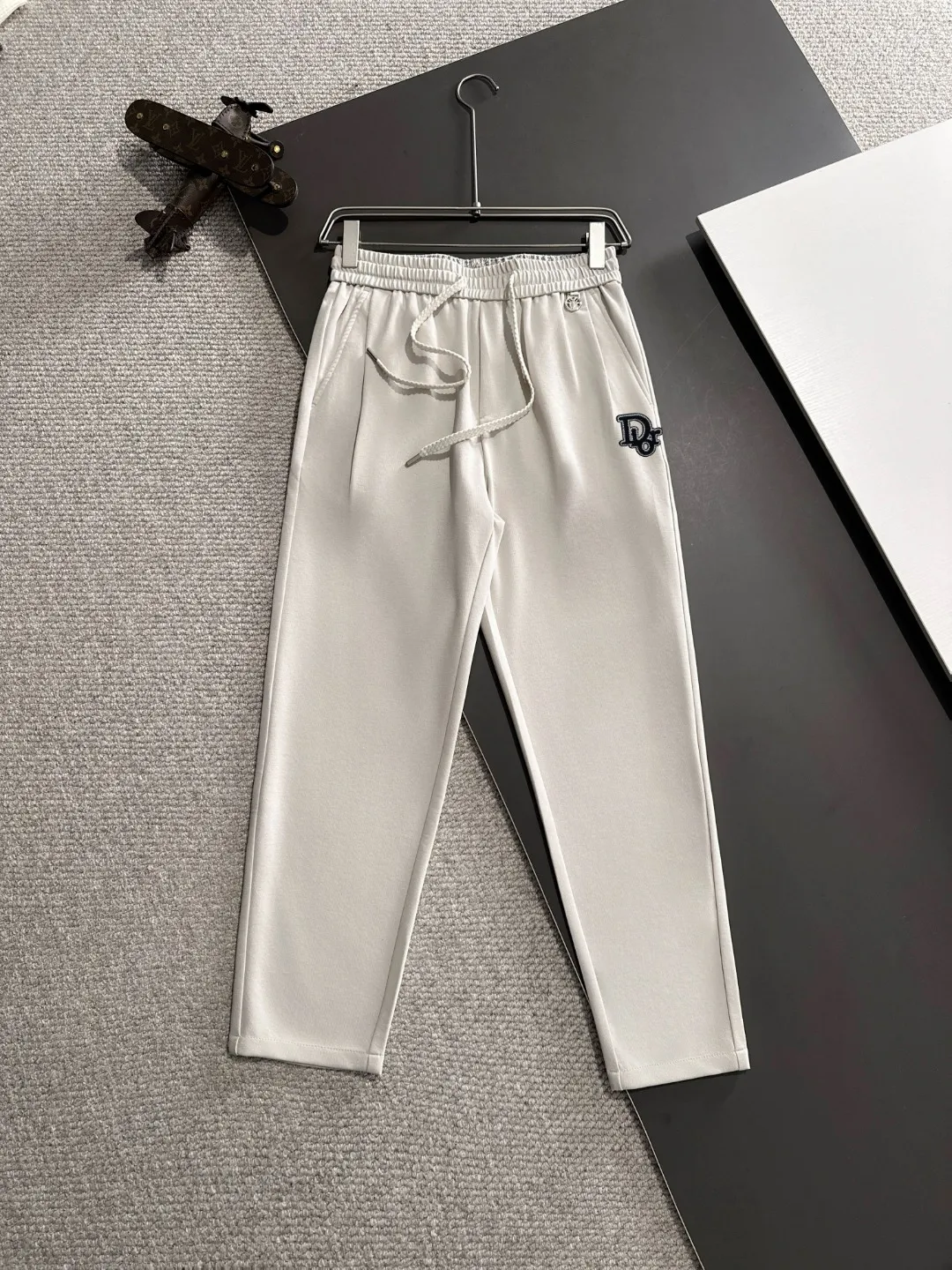 🅿️400 next day shipping Dior 2025 spring and summer new elastic band casual pants, thin counter custom fabrics, high breathability and comfort, impeccable details, brand element design concept, reflecting high quality. It feels delicate and soft! It presents a casual cut and the upper body shape is great! Size: M-4XL