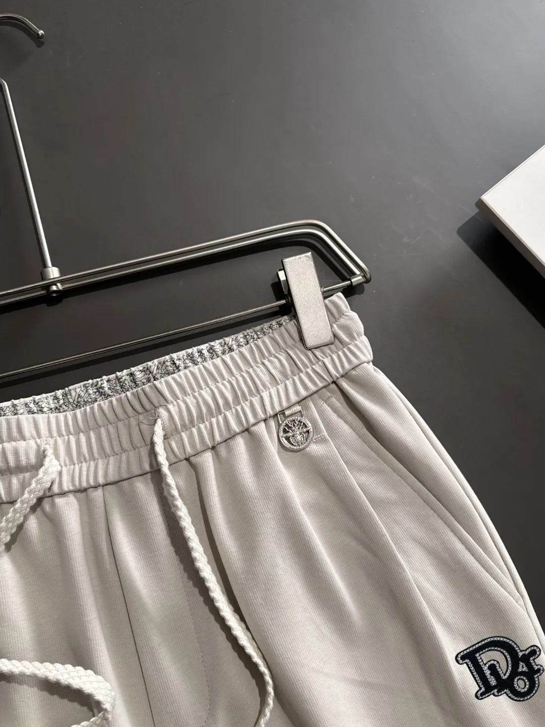 🅿️400 next day shipping Dior 2025 spring and summer new elastic band casual pants, thin counter custom fabrics, high breathability and comfort, impeccable details, brand element design concept, reflecting high quality. It feels delicate and soft! It presents a casual cut and the upper body shape is great! Size: M-4XL