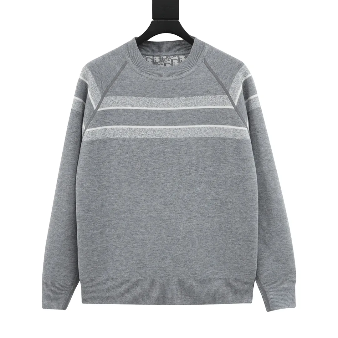 🅿️680 DIOR/Dior Oblique old flower jacquard knitted cashmere double-sided crew neck sweater A super thick sweater, with a solid color logo spliced on one side and classic presbyopia on the other. The material is imported cashmere + wool blended. It has been washed and softened to size. It feels great. The yarn color is dyed from the original version. After customizing the yarn, it is all twisted and then spliced to achieve the twist and stiffness of the original version. The fabric pieces are sewn by hand, the bags are hand-picked, and then washed with water. Agent reinforcement, 7-needle jacquard craft yarn is clear and textured, imported machine knitting pieces are very time-consuming for this garment, the stitching is artificial discs, hand-picked, the machined zipper bottom patch is a 14-needle knitted four-flat patch, the washing water uses imported washing water raw materials, the ready-to-wear has a lazy and casual feel, looks high-end, the whole dress is made of very heavy and solid materials, the blended cashmere has a very good thermal insulation effect, and three standards for customized accessories! Size：S-L