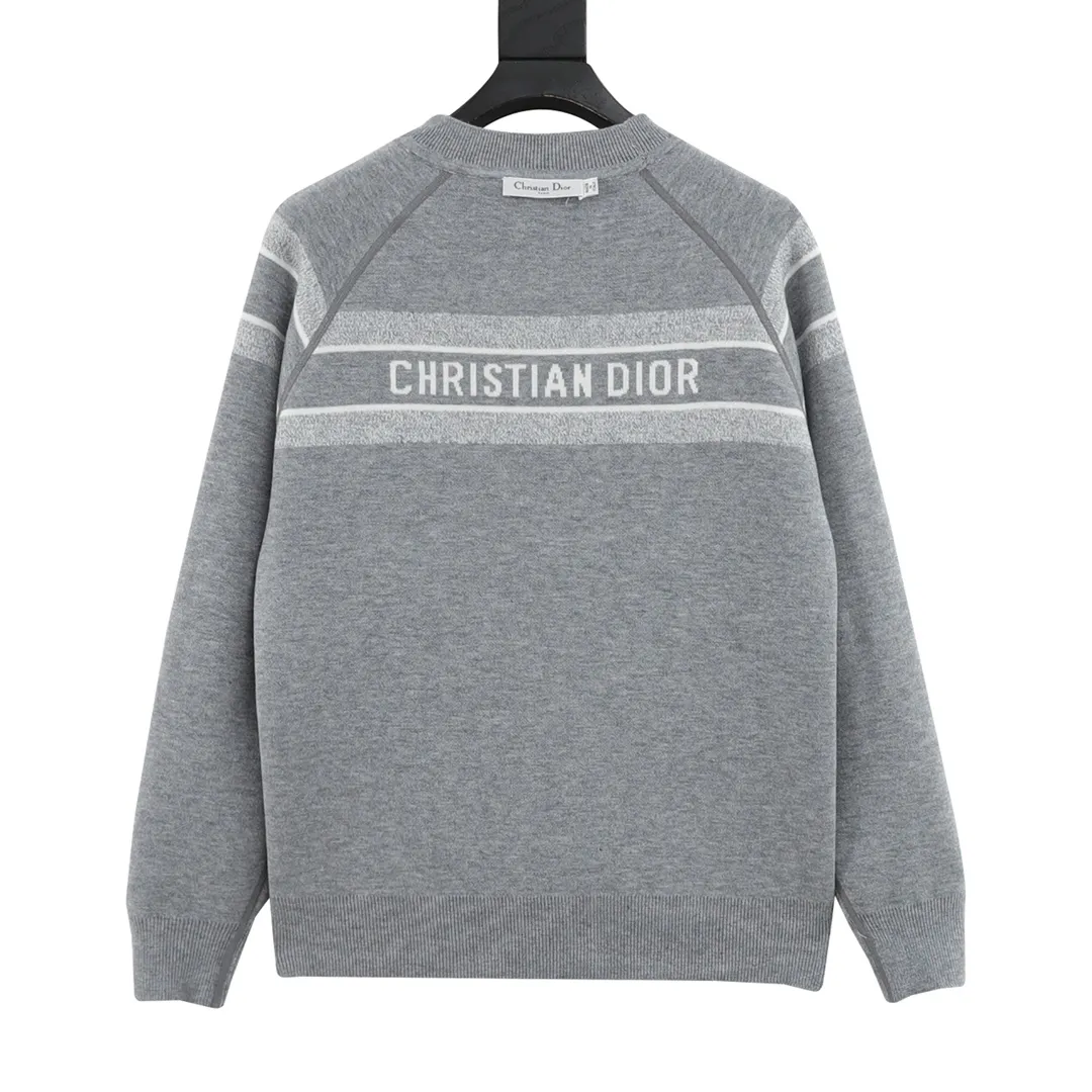 🅿️680 DIOR/Dior Oblique old flower jacquard knitted cashmere double-sided crew neck sweater A super thick sweater, with a solid color logo spliced on one side and classic presbyopia on the other. The material is imported cashmere + wool blended. It has been washed and softened to size. It feels great. The yarn color is dyed from the original version. After customizing the yarn, it is all twisted and then spliced to achieve the twist and stiffness of the original version. The fabric pieces are sewn by hand, the bags are hand-picked, and then washed with water. Agent reinforcement, 7-needle jacquard craft yarn is clear and textured, imported machine knitting pieces are very time-consuming for this garment, the stitching is artificial discs, hand-picked, the machined zipper bottom patch is a 14-needle knitted four-flat patch, the washing water uses imported washing water raw materials, the ready-to-wear has a lazy and casual feel, looks high-end, the whole dress is made of very heavy and solid materials, the blended cashmere has a very good thermal insulation effect, and three standards for customized accessories! Size：S-L