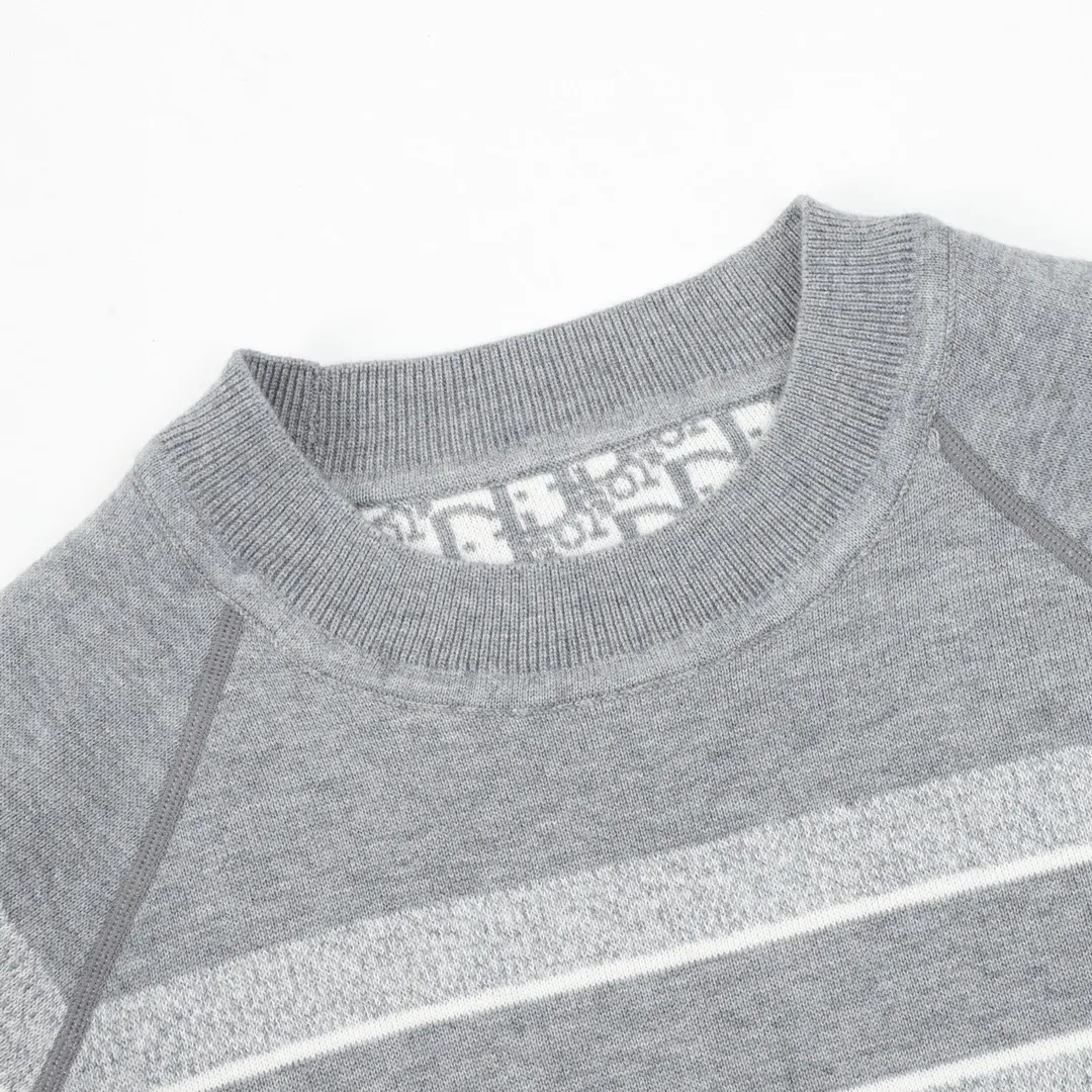 🅿️680 DIOR/Dior Oblique old flower jacquard knitted cashmere double-sided crew neck sweater A super thick sweater, with a solid color logo spliced on one side and classic presbyopia on the other. The material is imported cashmere + wool blended. It has been washed and softened to size. It feels great. The yarn color is dyed from the original version. After customizing the yarn, it is all twisted and then spliced to achieve the twist and stiffness of the original version. The fabric pieces are sewn by hand, the bags are hand-picked, and then washed with water. Agent reinforcement, 7-needle jacquard craft yarn is clear and textured, imported machine knitting pieces are very time-consuming for this garment, the stitching is artificial discs, hand-picked, the machined zipper bottom patch is a 14-needle knitted four-flat patch, the washing water uses imported washing water raw materials, the ready-to-wear has a lazy and casual feel, looks high-end, the whole dress is made of very heavy and solid materials, the blended cashmere has a very good thermal insulation effect, and three standards for customized accessories! Size：S-L