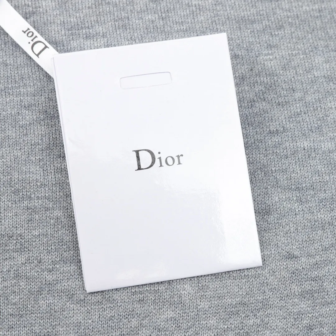 🅿️680 DIOR/Dior Oblique old flower jacquard knitted cashmere double-sided crew neck sweater A super thick sweater, with a solid color logo spliced on one side and classic presbyopia on the other. The material is imported cashmere + wool blended. It has been washed and softened to size. It feels great. The yarn color is dyed from the original version. After customizing the yarn, it is all twisted and then spliced to achieve the twist and stiffness of the original version. The fabric pieces are sewn by hand, the bags are hand-picked, and then washed with water. Agent reinforcement, 7-needle jacquard craft yarn is clear and textured, imported machine knitting pieces are very time-consuming for this garment, the stitching is artificial discs, hand-picked, the machined zipper bottom patch is a 14-needle knitted four-flat patch, the washing water uses imported washing water raw materials, the ready-to-wear has a lazy and casual feel, looks high-end, the whole dress is made of very heavy and solid materials, the blended cashmere has a very good thermal insulation effect, and three standards for customized accessories! Size：S-L