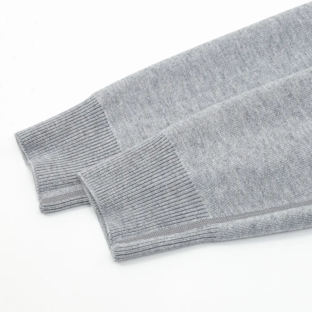 🅿️680 DIOR/Dior Oblique old flower jacquard knitted cashmere double-sided crew neck sweater A super thick sweater, with a solid color logo spliced on one side and classic presbyopia on the other. The material is imported cashmere + wool blended. It has been washed and softened to size. It feels great. The yarn color is dyed from the original version. After customizing the yarn, it is all twisted and then spliced to achieve the twist and stiffness of the original version. The fabric pieces are sewn by hand, the bags are hand-picked, and then washed with water. Agent reinforcement, 7-needle jacquard craft yarn is clear and textured, imported machine knitting pieces are very time-consuming for this garment, the stitching is artificial discs, hand-picked, the machined zipper bottom patch is a 14-needle knitted four-flat patch, the washing water uses imported washing water raw materials, the ready-to-wear has a lazy and casual feel, looks high-end, the whole dress is made of very heavy and solid materials, the blended cashmere has a very good thermal insulation effect, and three standards for customized accessories! Size：S-L