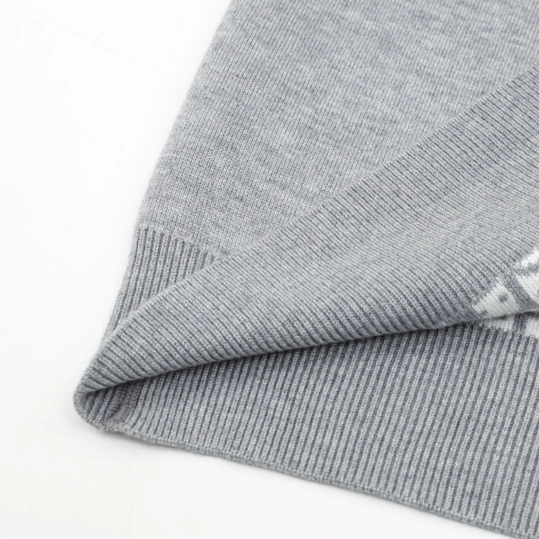 🅿️680 DIOR/Dior Oblique old flower jacquard knitted cashmere double-sided crew neck sweater A super thick sweater, with a solid color logo spliced on one side and classic presbyopia on the other. The material is imported cashmere + wool blended. It has been washed and softened to size. It feels great. The yarn color is dyed from the original version. After customizing the yarn, it is all twisted and then spliced to achieve the twist and stiffness of the original version. The fabric pieces are sewn by hand, the bags are hand-picked, and then washed with water. Agent reinforcement, 7-needle jacquard craft yarn is clear and textured, imported machine knitting pieces are very time-consuming for this garment, the stitching is artificial discs, hand-picked, the machined zipper bottom patch is a 14-needle knitted four-flat patch, the washing water uses imported washing water raw materials, the ready-to-wear has a lazy and casual feel, looks high-end, the whole dress is made of very heavy and solid materials, the blended cashmere has a very good thermal insulation effect, and three standards for customized accessories! Size：S-L
