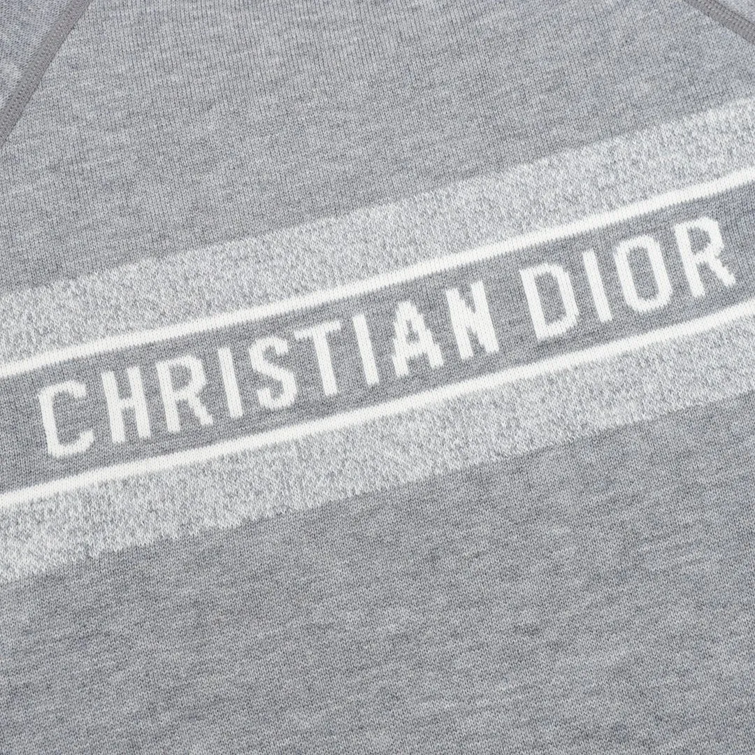 🅿️680 DIOR/Dior Oblique old flower jacquard knitted cashmere double-sided crew neck sweater A super thick sweater, with a solid color logo spliced on one side and classic presbyopia on the other. The material is imported cashmere + wool blended. It has been washed and softened to size. It feels great. The yarn color is dyed from the original version. After customizing the yarn, it is all twisted and then spliced to achieve the twist and stiffness of the original version. The fabric pieces are sewn by hand, the bags are hand-picked, and then washed with water. Agent reinforcement, 7-needle jacquard craft yarn is clear and textured, imported machine knitting pieces are very time-consuming for this garment, the stitching is artificial discs, hand-picked, the machined zipper bottom patch is a 14-needle knitted four-flat patch, the washing water uses imported washing water raw materials, the ready-to-wear has a lazy and casual feel, looks high-end, the whole dress is made of very heavy and solid materials, the blended cashmere has a very good thermal insulation effect, and three standards for customized accessories! Size：S-L