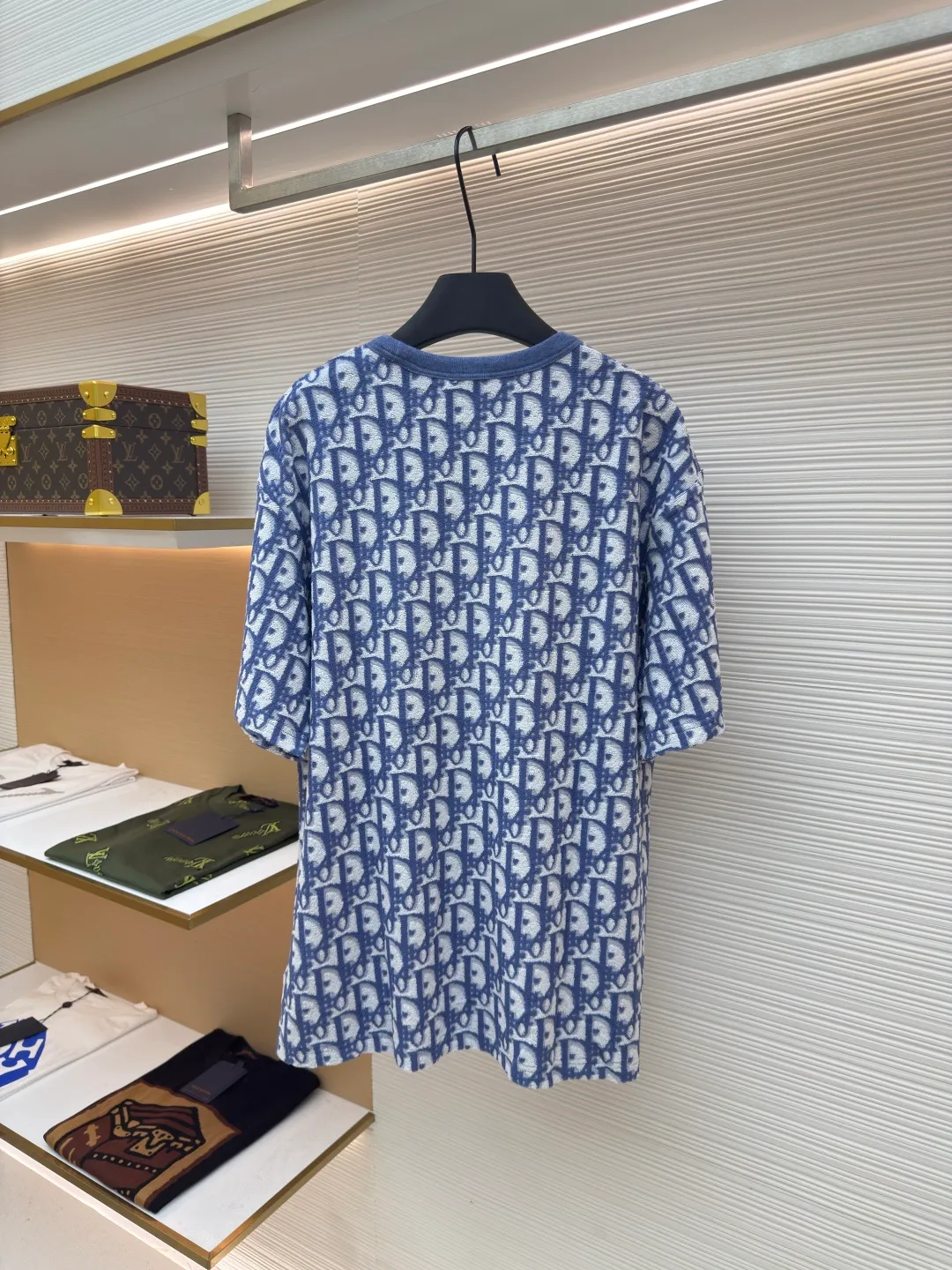 Dior two-color towel jacquard T-shirt ●Original version: purchased and developed for 7700 ●Item number: 1680701-A35 ●Fabric: towel fabric ●Technology: jacquard production ●Version: fitted version ●Weight: about 340 grams ●Size: XS-S-M-L ●Description: The fabric is made of single-sided jacquard terry cloth, the bottom is made of 50s double-ply long-staple cotton yarn, the middle layer is 75D spandex high elastic yarn, the loop is made of 60s double-ply ring-spun combed cotton yarn, purchased in green and blue Two samples are made to order and dye bulk yarn colors. A 20-needle single-sided terry jacquard machine is used to weave the embryonic fabric, which is then washed and shaped to produce the finished fabric. After the washing process, the ring-spun yarn terry is more fluffy and three-dimensional than the compact-spun yarn. The ribs are woven using a horizontal machine, and the yarns are dyed and section-dyed to create a finished rib with a colored flower effect. The overall wiring is straight and delicate, the fabric is comfortable and soft, and the color is consistent without color difference. It can be matched with the same style to create a fashionable look and control various occasions. Customized accessories, complete with three standards, same style for men and women!