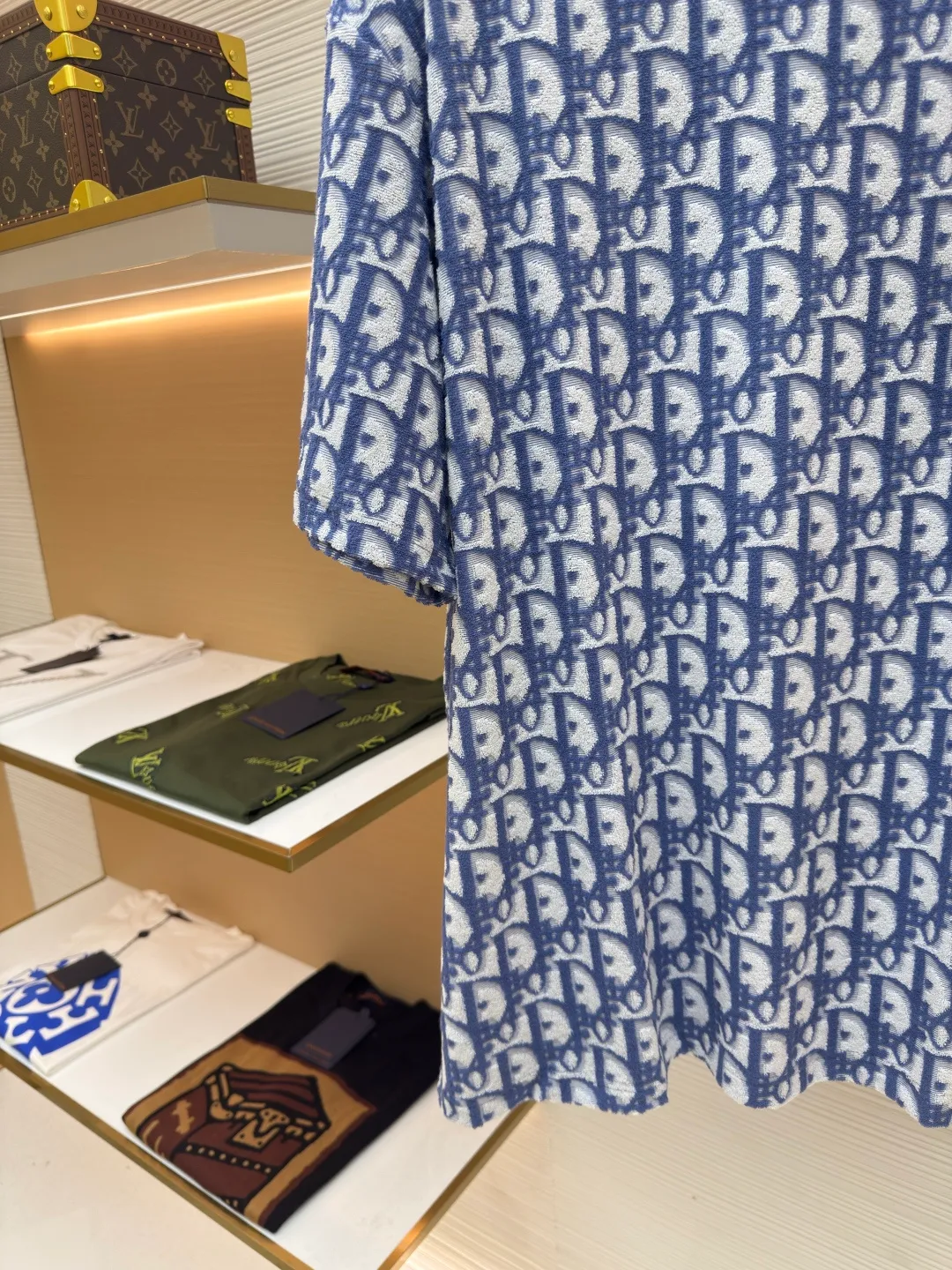 Dior two-color towel jacquard T-shirt ●Original version: purchased and developed for 7700 ●Item number: 1680701-A35 ●Fabric: towel fabric ●Technology: jacquard production ●Version: fitted version ●Weight: about 340 grams ●Size: XS-S-M-L ●Description: The fabric is made of single-sided jacquard terry cloth, the bottom is made of 50s double-ply long-staple cotton yarn, the middle layer is 75D spandex high elastic yarn, the loop is made of 60s double-ply ring-spun combed cotton yarn, purchased in green and blue Two samples are made to order and dye bulk yarn colors. A 20-needle single-sided terry jacquard machine is used to weave the embryonic fabric, which is then washed and shaped to produce the finished fabric. After the washing process, the ring-spun yarn terry is more fluffy and three-dimensional than the compact-spun yarn. The ribs are woven using a horizontal machine, and the yarns are dyed and section-dyed to create a finished rib with a colored flower effect. The overall wiring is straight and delicate, the fabric is comfortable and soft, and the color is consistent without color difference. It can be matched with the same style to create a fashionable look and control various occasions. Customized accessories, complete with three standards, same style for men and women!