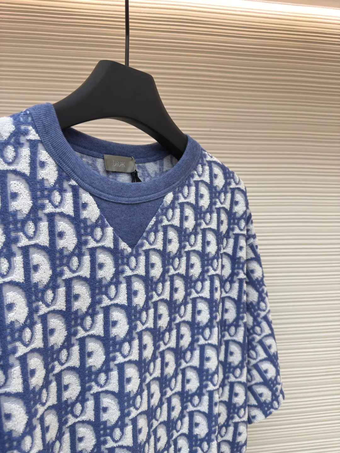 Dior two-color towel jacquard T-shirt ●Original version: purchased and developed for 7700 ●Item number: 1680701-A35 ●Fabric: towel fabric ●Technology: jacquard production ●Version: fitted version ●Weight: about 340 grams ●Size: XS-S-M-L ●Description: The fabric is made of single-sided jacquard terry cloth, the bottom is made of 50s double-ply long-staple cotton yarn, the middle layer is 75D spandex high elastic yarn, the loop is made of 60s double-ply ring-spun combed cotton yarn, purchased in green and blue Two samples are made to order and dye bulk yarn colors. A 20-needle single-sided terry jacquard machine is used to weave the embryonic fabric, which is then washed and shaped to produce the finished fabric. After the washing process, the ring-spun yarn terry is more fluffy and three-dimensional than the compact-spun yarn. The ribs are woven using a horizontal machine, and the yarns are dyed and section-dyed to create a finished rib with a colored flower effect. The overall wiring is straight and delicate, the fabric is comfortable and soft, and the color is consistent without color difference. It can be matched with the same style to create a fashionable look and control various occasions. Customized accessories, complete with three standards, same style for men and women!