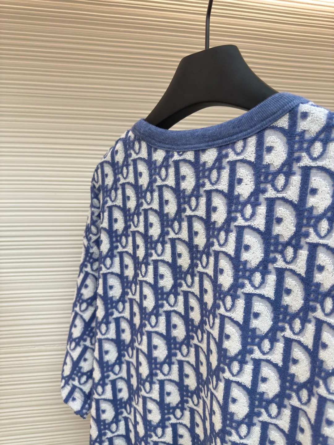 Dior two-color towel jacquard T-shirt ●Original version: purchased and developed for 7700 ●Item number: 1680701-A35 ●Fabric: towel fabric ●Technology: jacquard production ●Version: fitted version ●Weight: about 340 grams ●Size: XS-S-M-L ●Description: The fabric is made of single-sided jacquard terry cloth, the bottom is made of 50s double-ply long-staple cotton yarn, the middle layer is 75D spandex high elastic yarn, the loop is made of 60s double-ply ring-spun combed cotton yarn, purchased in green and blue Two samples are made to order and dye bulk yarn colors. A 20-needle single-sided terry jacquard machine is used to weave the embryonic fabric, which is then washed and shaped to produce the finished fabric. After the washing process, the ring-spun yarn terry is more fluffy and three-dimensional than the compact-spun yarn. The ribs are woven using a horizontal machine, and the yarns are dyed and section-dyed to create a finished rib with a colored flower effect. The overall wiring is straight and delicate, the fabric is comfortable and soft, and the color is consistent without color difference. It can be matched with the same style to create a fashionable look and control various occasions. Customized accessories, complete with three standards, same style for men and women!