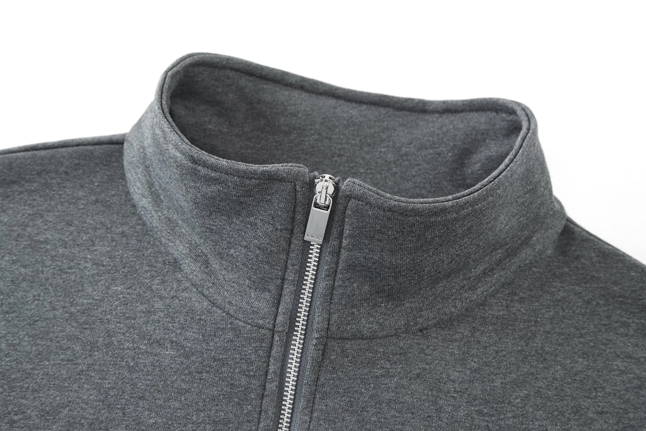 🅿️400 CD 25FW Logo embroidered half-zip stand-up collar sweatshirt (dark gray) The original version was purchased for 15,000 and developed. The fabric is made of 380g terry fleece fabric and the fabric is made of long yarn Pima cotton original customized floral gray. The thread adopts 2*2 double yarn thread, and the thread is made of pure yarn. It can fix the fabric at high temperature and not deform after long-term wear. The embroidery uses internal double-needle embroidery method, and the reverse side is embroidered to create a seam effect. The zipper adopts the original electroplated white No. 3 zipper puller, and the pull teeth adopt European style teeth. The slider bears the Dior brand's iconic logo. This CD Icon half-zip sweatshirt gives a classic piece a modern twist. Crafted from gray cotton fleece in an oversized fit, it's uniquely embroidered with the CD icon debossed on the chest. The zipper neckline can be paired with this season's jeans for a distinctly modern look. Zippered stand collar with debossed embroidered CD icon on chest Ribbed hem and cuffs 100% cotton Size: S-M-L-XL