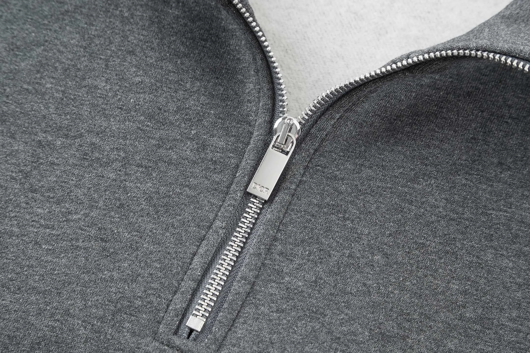🅿️400 CD 25FW Logo embroidered half-zip stand-up collar sweatshirt (dark gray) The original version was purchased for 15,000 and developed. The fabric is made of 380g terry fleece fabric and the fabric is made of long yarn Pima cotton original customized floral gray. The thread adopts 2*2 double yarn thread, and the thread is made of pure yarn. It can fix the fabric at high temperature and not deform after long-term wear. The embroidery uses internal double-needle embroidery method, and the reverse side is embroidered to create a seam effect. The zipper adopts the original electroplated white No. 3 zipper puller, and the pull teeth adopt European style teeth. The slider bears the Dior brand's iconic logo. This CD Icon half-zip sweatshirt gives a classic piece a modern twist. Crafted from gray cotton fleece in an oversized fit, it's uniquely embroidered with the CD icon debossed on the chest. The zipper neckline can be paired with this season's jeans for a distinctly modern look. Zippered stand collar with debossed embroidered CD icon on chest Ribbed hem and cuffs 100% cotton Size: S-M-L-XL