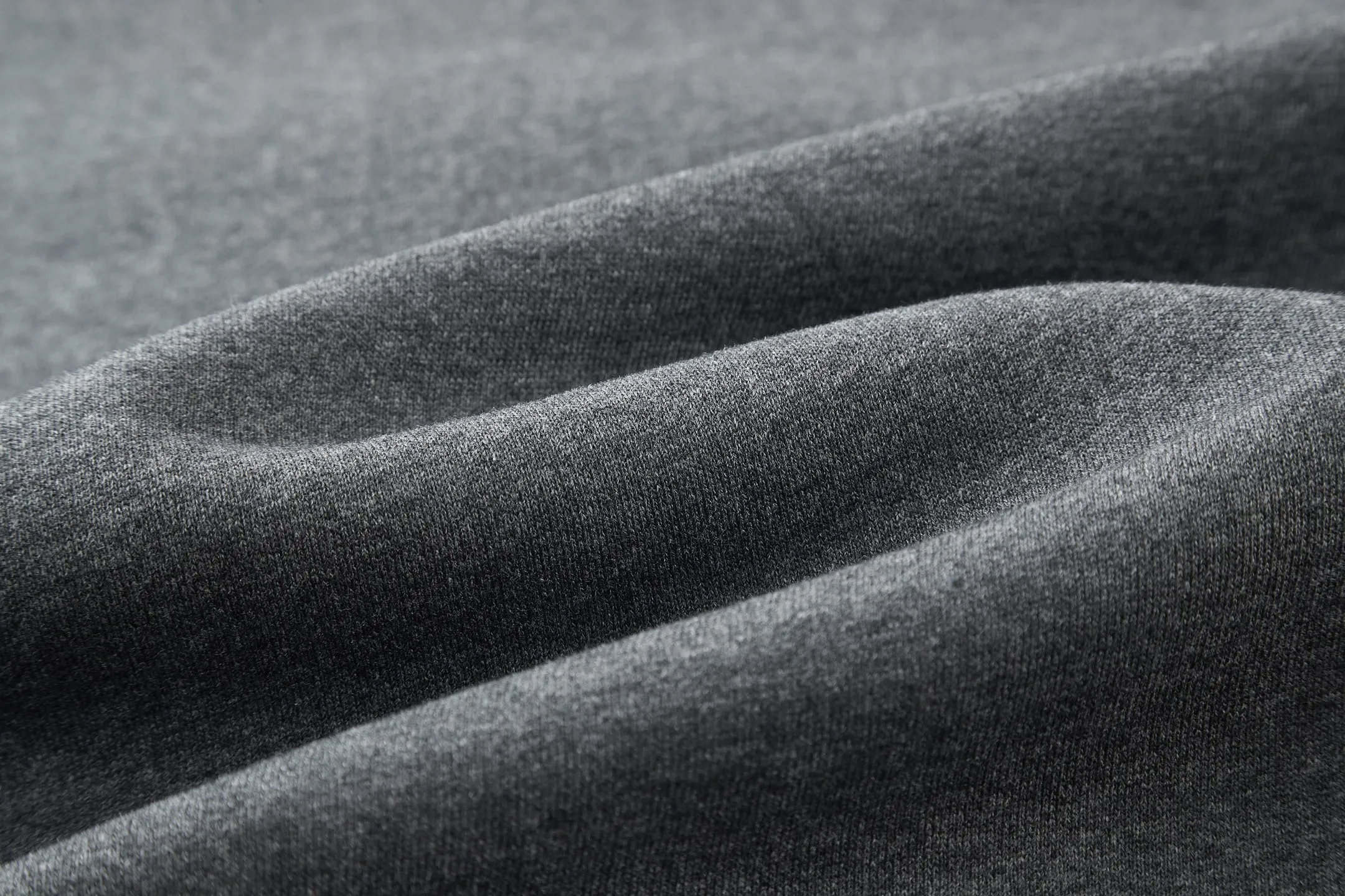 🅿️400 CD 25FW Logo embroidered half-zip stand-up collar sweatshirt (dark gray) The original version was purchased for 15,000 and developed. The fabric is made of 380g terry fleece fabric and the fabric is made of long yarn Pima cotton original customized floral gray. The thread adopts 2*2 double yarn thread, and the thread is made of pure yarn. It can fix the fabric at high temperature and not deform after long-term wear. The embroidery uses internal double-needle embroidery method, and the reverse side is embroidered to create a seam effect. The zipper adopts the original electroplated white No. 3 zipper puller, and the pull teeth adopt European style teeth. The slider bears the Dior brand's iconic logo. This CD Icon half-zip sweatshirt gives a classic piece a modern twist. Crafted from gray cotton fleece in an oversized fit, it's uniquely embroidered with the CD icon debossed on the chest. The zipper neckline can be paired with this season's jeans for a distinctly modern look. Zippered stand collar with debossed embroidered CD icon on chest Ribbed hem and cuffs 100% cotton Size: S-M-L-XL