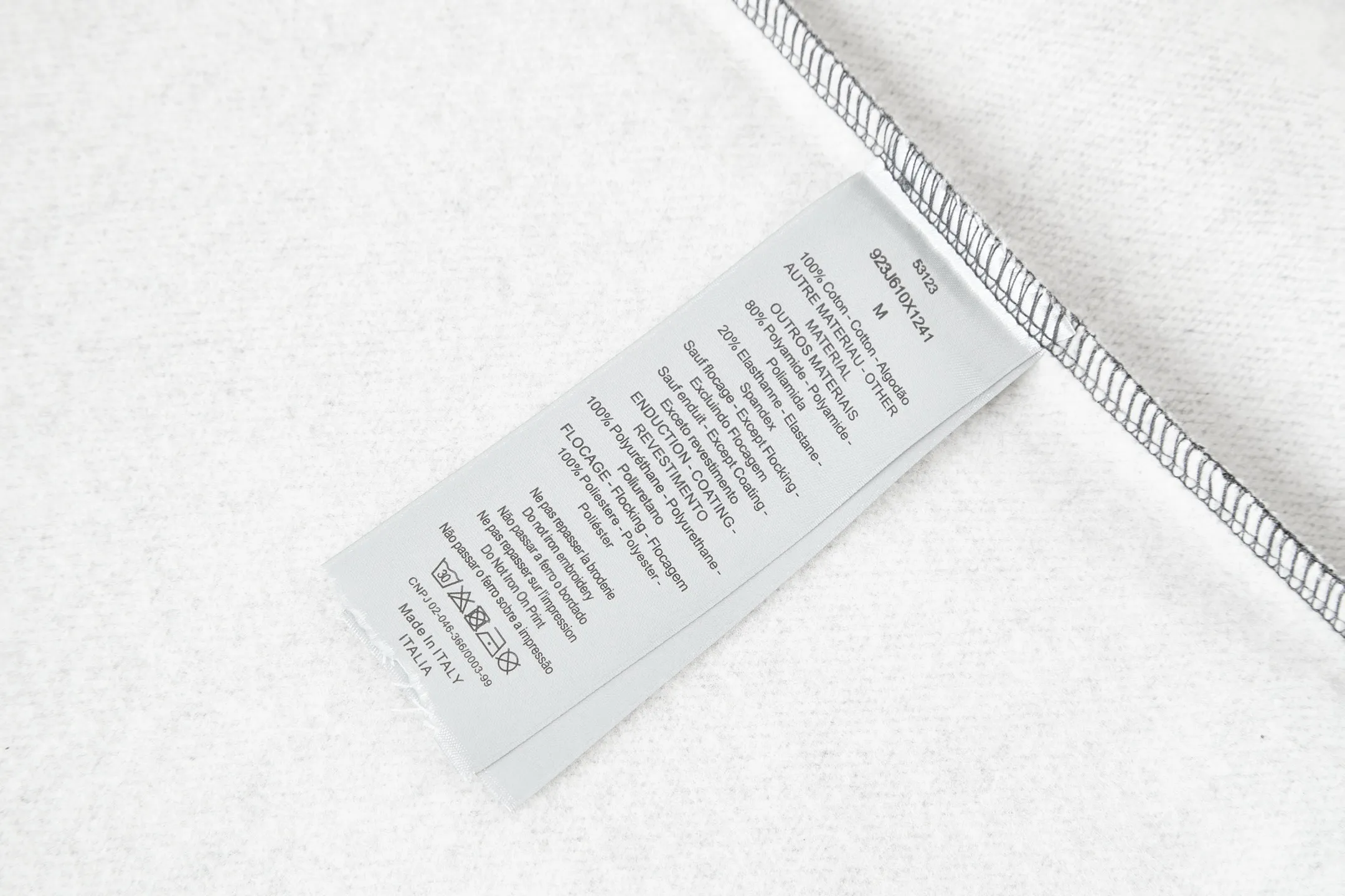 🅿️400 CD 25FW Logo embroidered half-zip stand-up collar sweatshirt (dark gray) The original version was purchased for 15,000 and developed. The fabric is made of 380g terry fleece fabric and the fabric is made of long yarn Pima cotton original customized floral gray. The thread adopts 2*2 double yarn thread, and the thread is made of pure yarn. It can fix the fabric at high temperature and not deform after long-term wear. The embroidery uses internal double-needle embroidery method, and the reverse side is embroidered to create a seam effect. The zipper adopts the original electroplated white No. 3 zipper puller, and the pull teeth adopt European style teeth. The slider bears the Dior brand's iconic logo. This CD Icon half-zip sweatshirt gives a classic piece a modern twist. Crafted from gray cotton fleece in an oversized fit, it's uniquely embroidered with the CD icon debossed on the chest. The zipper neckline can be paired with this season's jeans for a distinctly modern look. Zippered stand collar with debossed embroidered CD icon on chest Ribbed hem and cuffs 100% cotton Size: S-M-L-XL