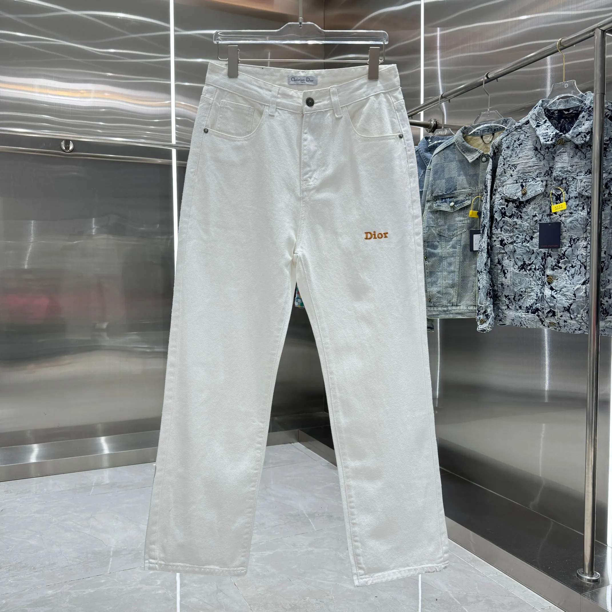 🅿️240 Dior 25 new products back pocket letter LOGO jeans! Specific latest brand leather label blockbuster item ~ private channel rare product! No matter from the pattern, fabric or small details of hardware accessories, you can't be picky! Customer-supplied hardware accessories Imported customer-supplied custom-woven denim cotton fabric, fashionable and individual. Super versatile and good-looking, a must-have for everyone. Very good-looking Size: 28 30 32 34 36 Color: white