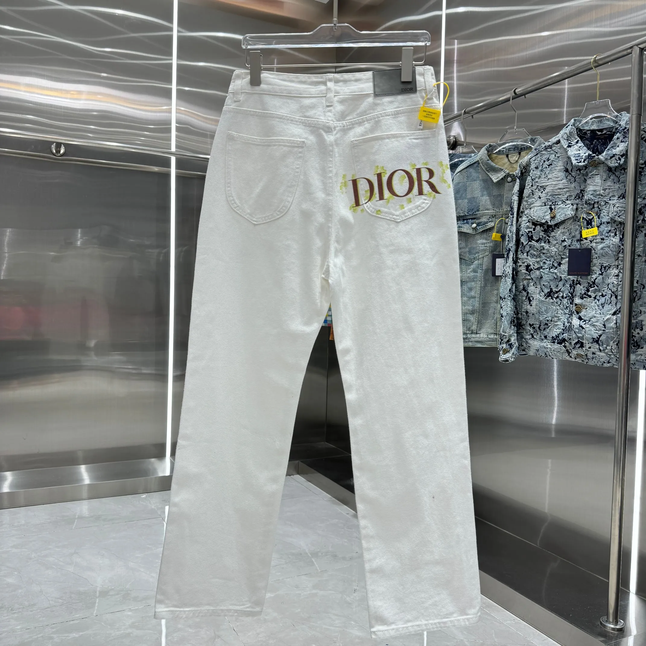 🅿️240 Dior 25 new products back pocket letter LOGO jeans! Specific latest brand leather label blockbuster item ~ private channel rare product! No matter from the pattern, fabric or small details of hardware accessories, you can't be picky! Customer-supplied hardware accessories Imported customer-supplied custom-woven denim cotton fabric, fashionable and individual. Super versatile and good-looking, a must-have for everyone. Very good-looking Size: 28 30 32 34 36 Color: white